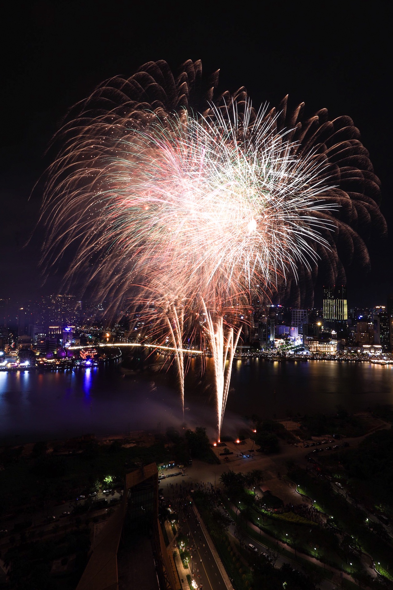 Phao hoa TP.HCM chao 2023 anh 3