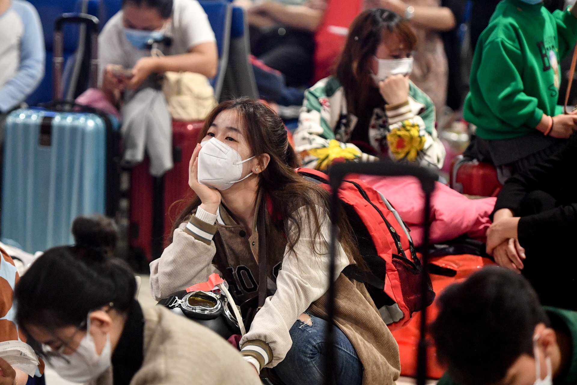 Nguoi dan ve que an Tet som, nha cho san bay Tan Son Nhat dong nghit hinh anh