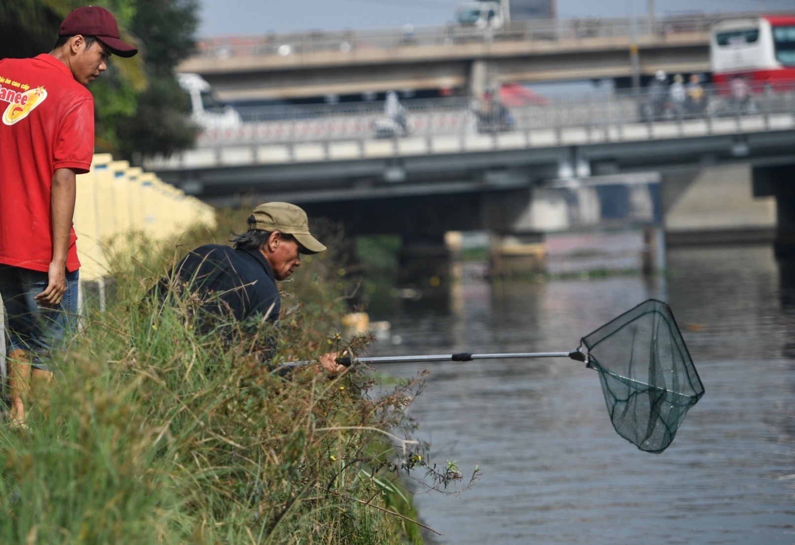 Ca cung ong Tao tha xuong song Sai Gon chua duoc 5 phut da bi vot len hinh anh