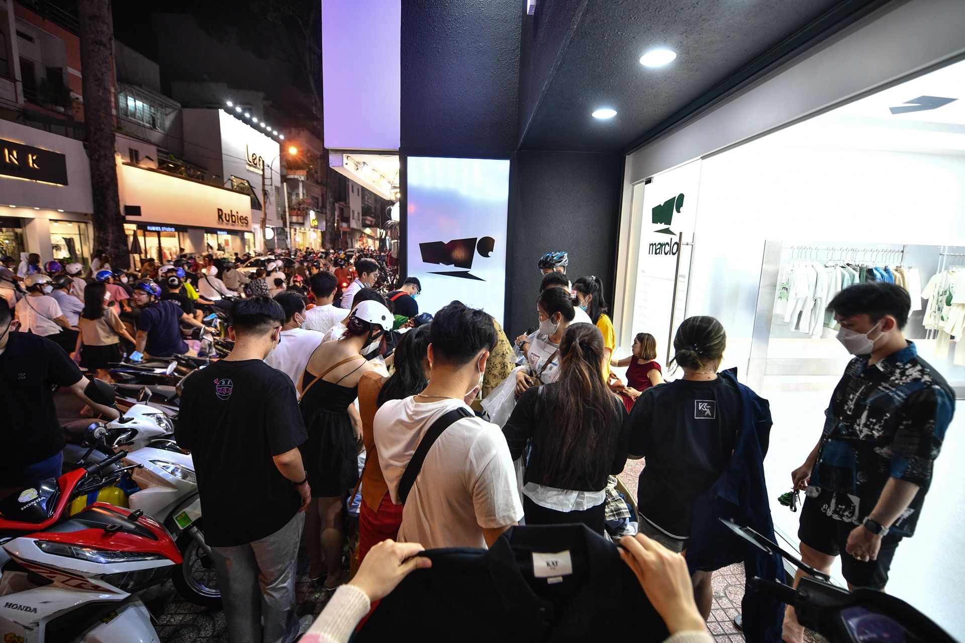 mua sam tet TP.HCM anh 9