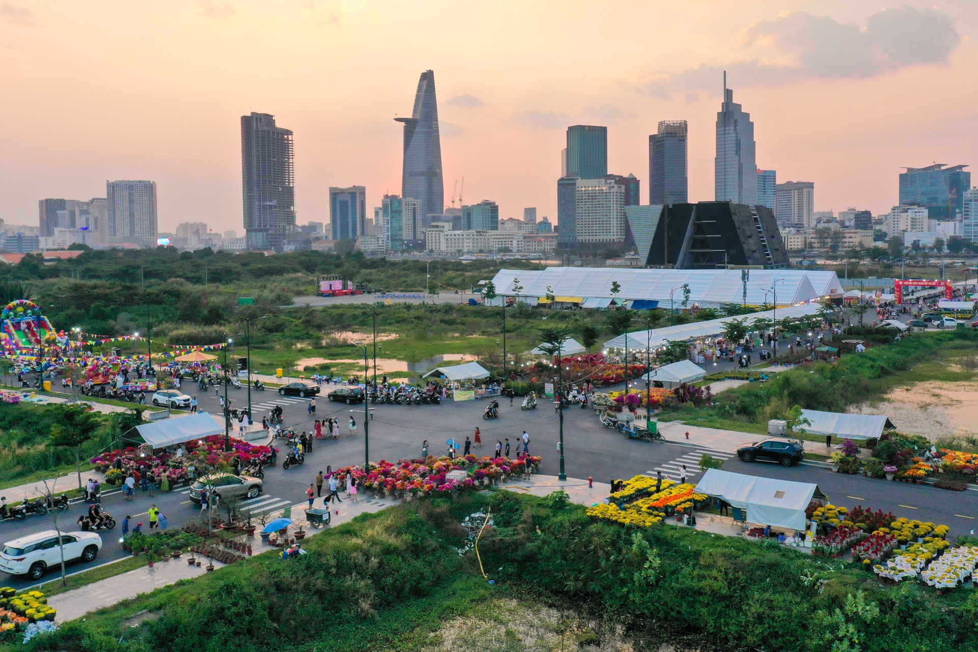 Cho hoa Tet o TP.HCM lan dau duoc mo duoi chan cau Ba Son hinh anh