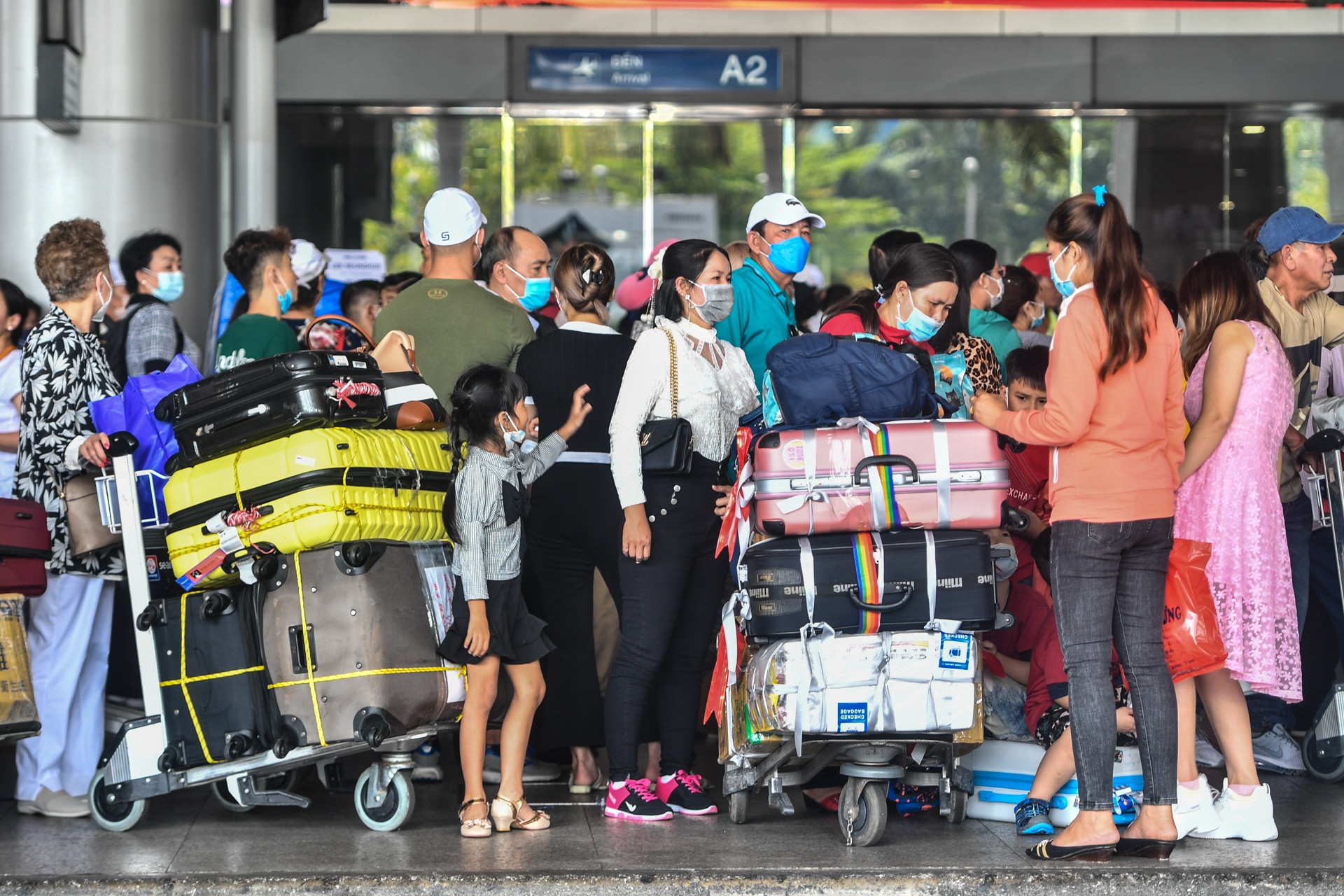 Cao diem 15 chuyen den/gio, ga quoc te Tan Son Nhat dong nghit hinh anh