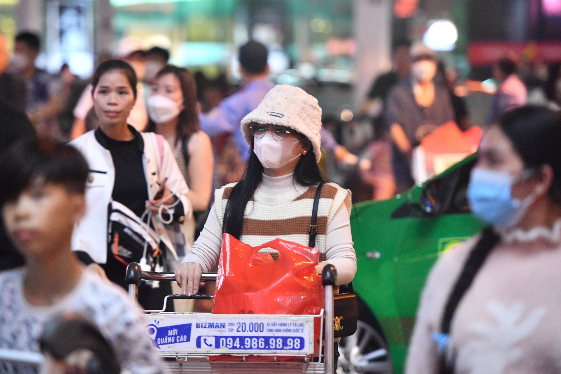 Khach tang dot bien o Tan Son Nhat mung 5 Tet hinh anh