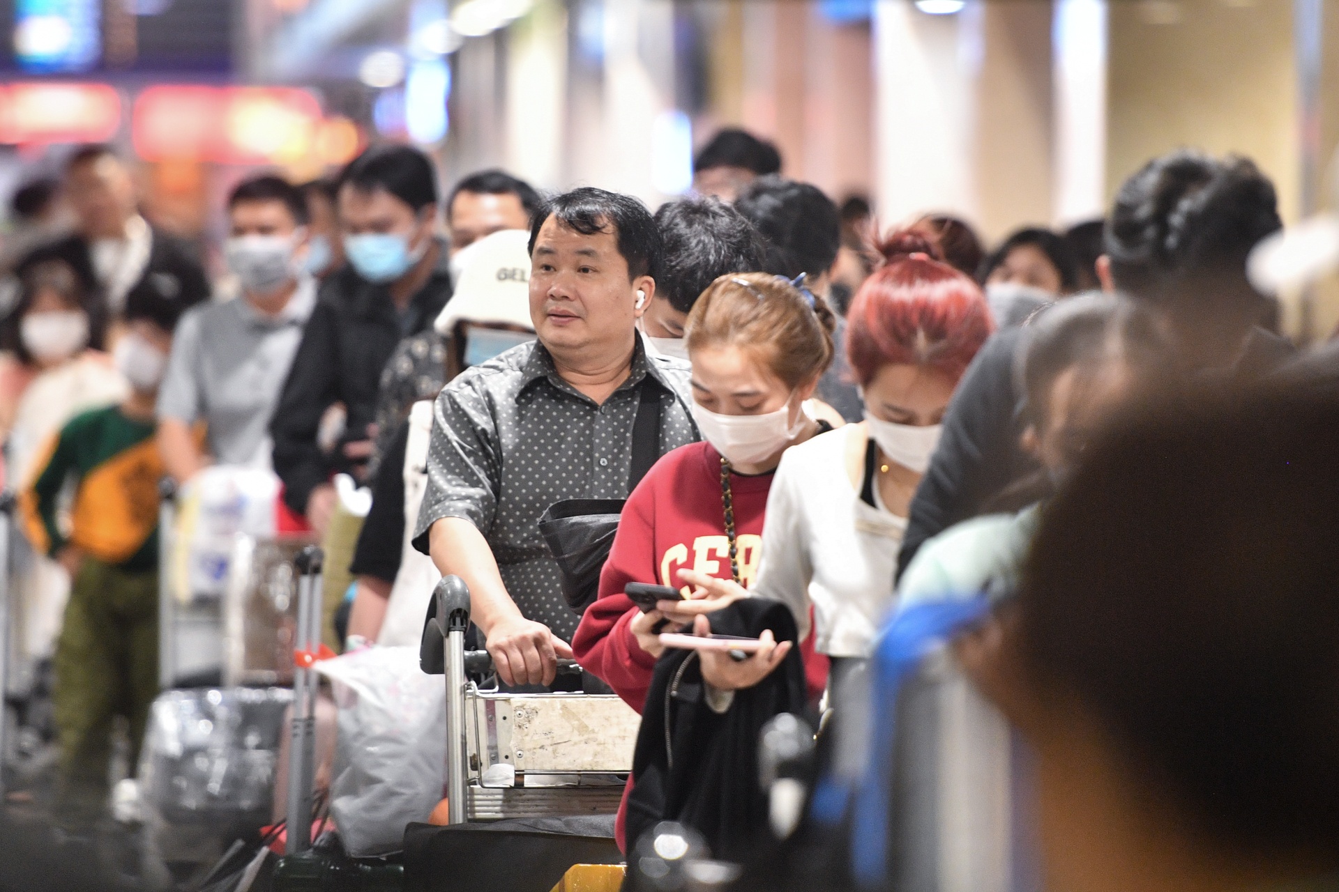 Mo them quay check-in, sanh ga quoc noi Tan Son Nhat van chat kin hinh anh