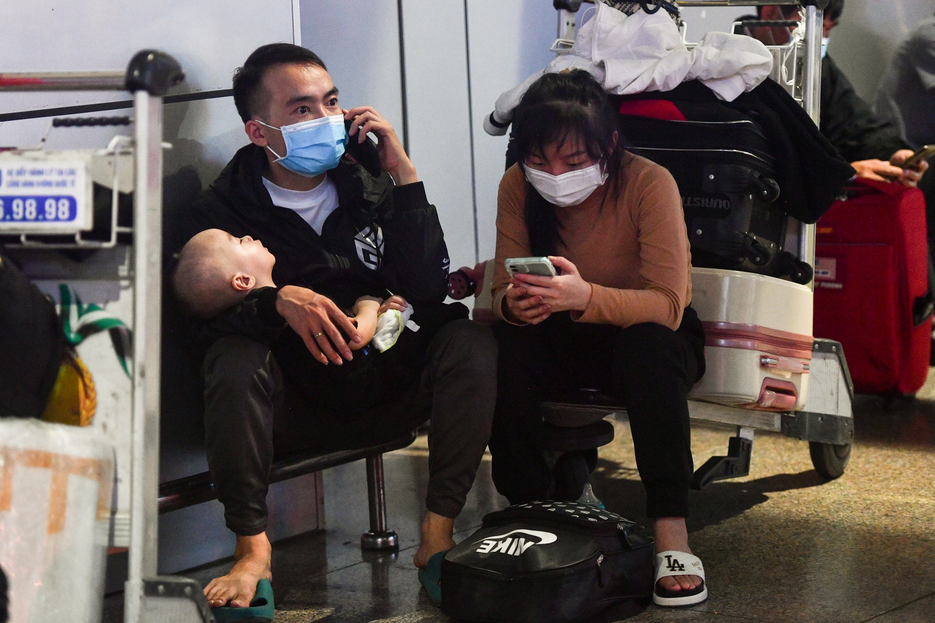 Nhieu nguoi met moi cho bay tai Tan Son Nhat toi 28 Tet hinh anh