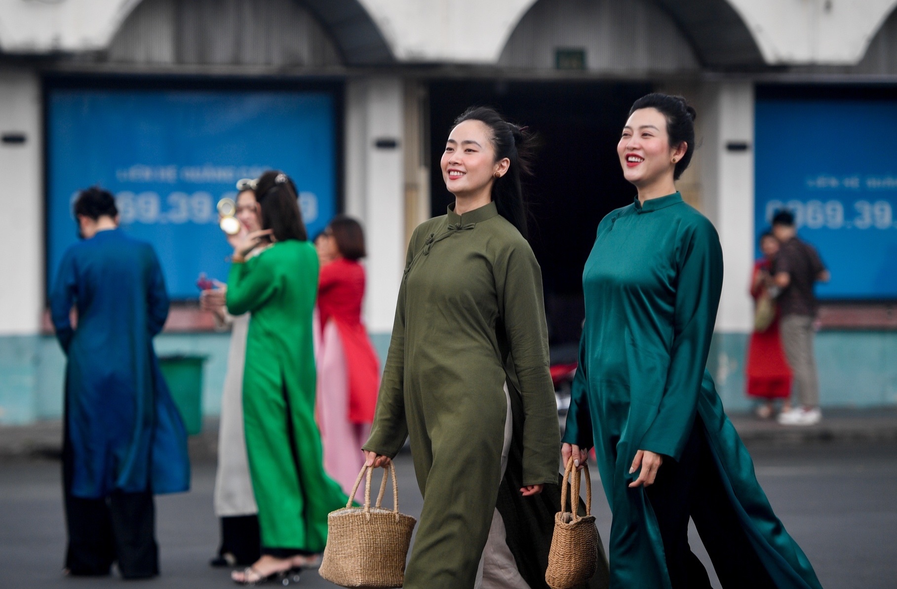 Thoat rao chan cong truong, cho Ben Thanh dong nguoi toi chup anh Tet hinh anh