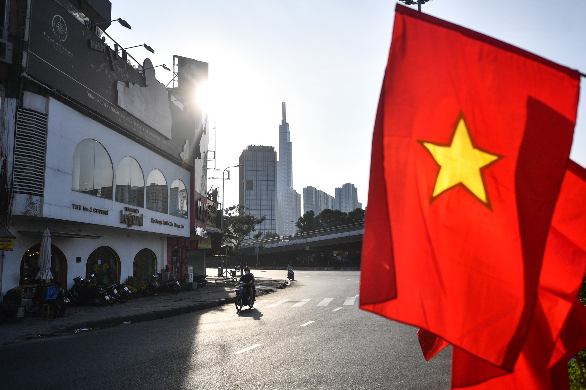 Duong pho TP.HCM thong thoang sang 30 Tet hinh anh