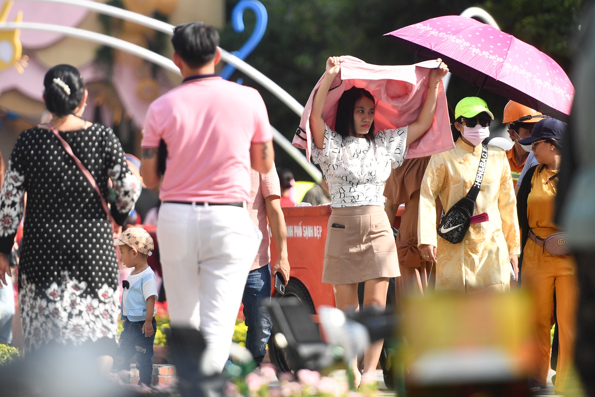 Nguoi dan TP.HCM doi nang di dao duong hoa Nguyen Hue mung 1 Tet hinh anh