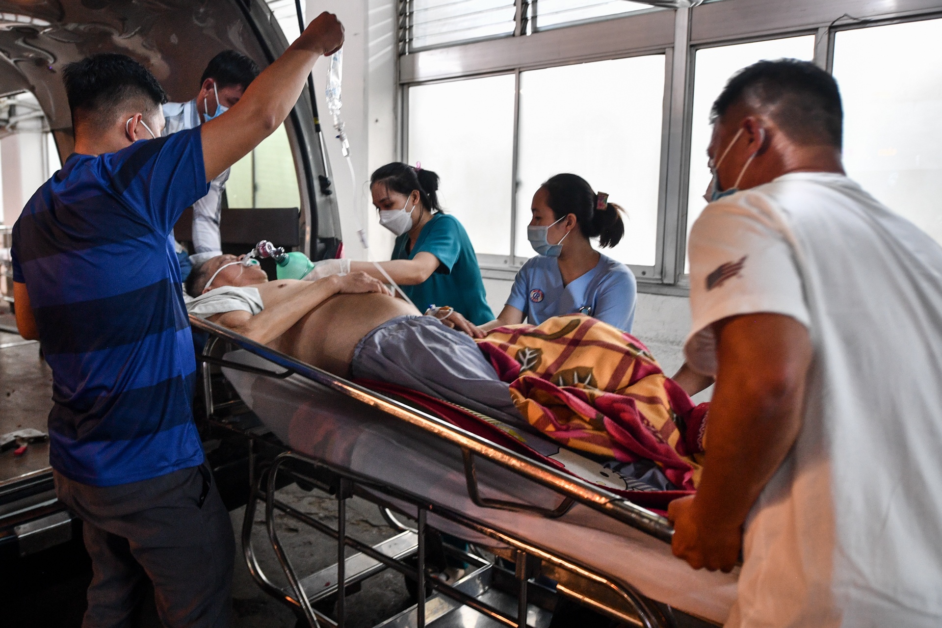 Dem mung 2 Tet cang thang o Benh vien Cho Ray hinh anh