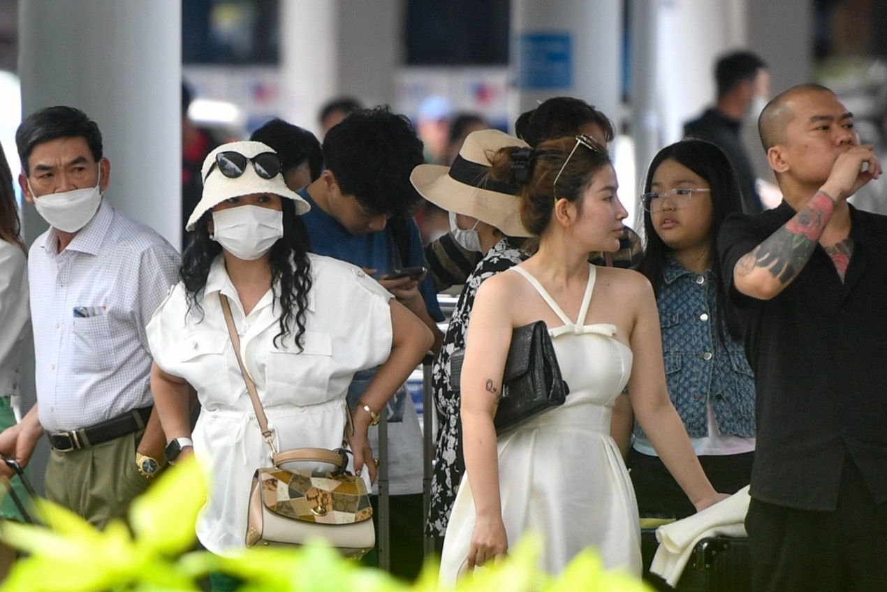 Hang dai nguoi cho bat taxi o san bay Tan Son Nhat ngay mung 5 Tet hinh anh