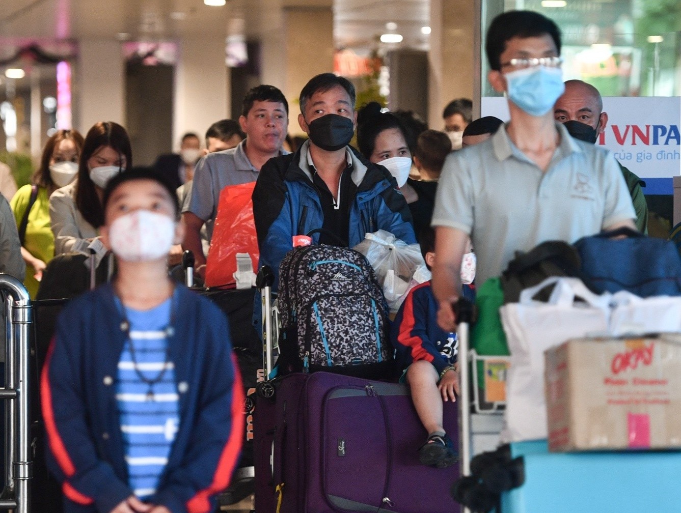 Tan Son Nhat tap nap, nguoi dan linh kinh do dac tro lai TP.HCM hinh anh