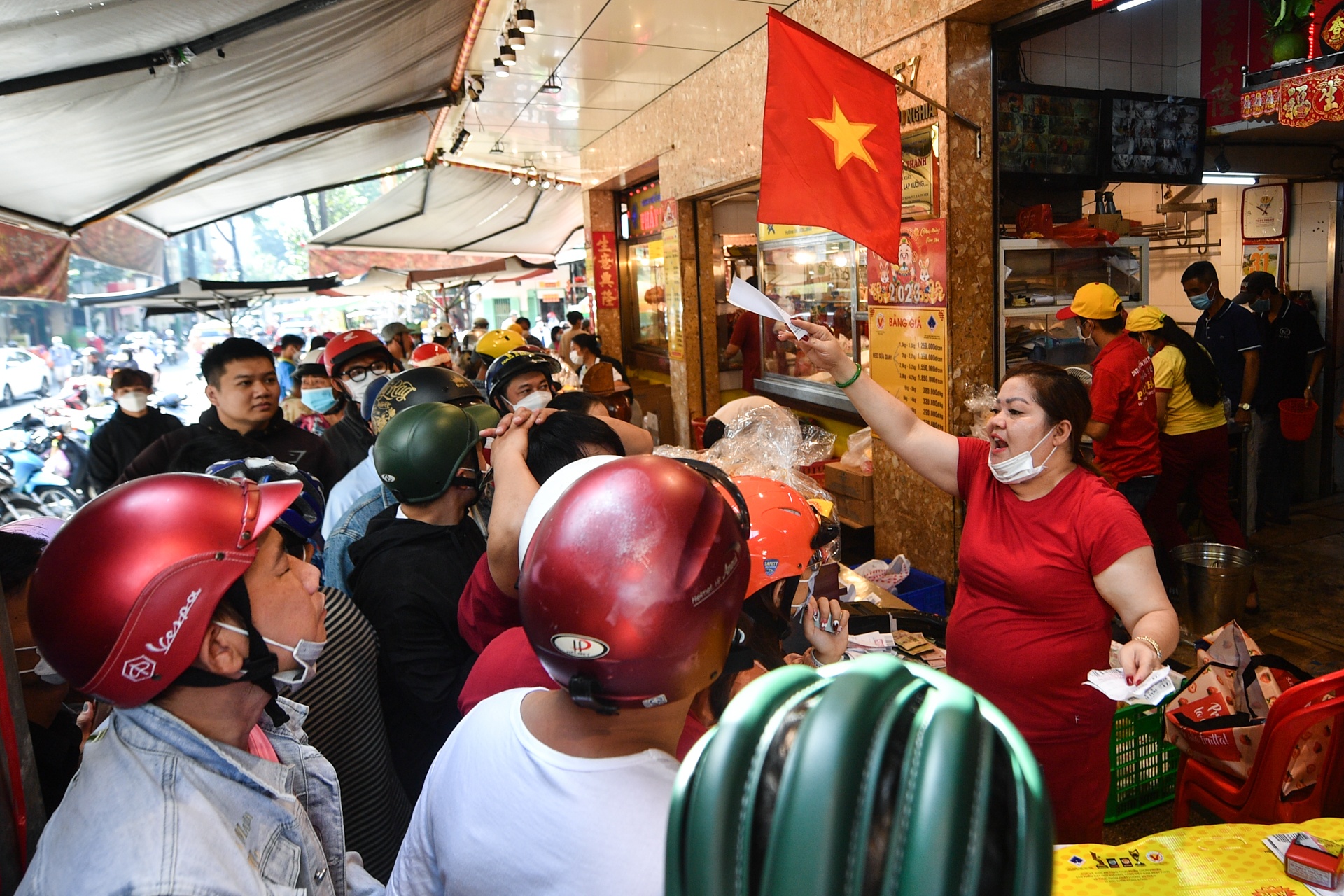 Cho 30 phut giua trua mua heo quay cung via Than Tai o TP.HCM hinh anh