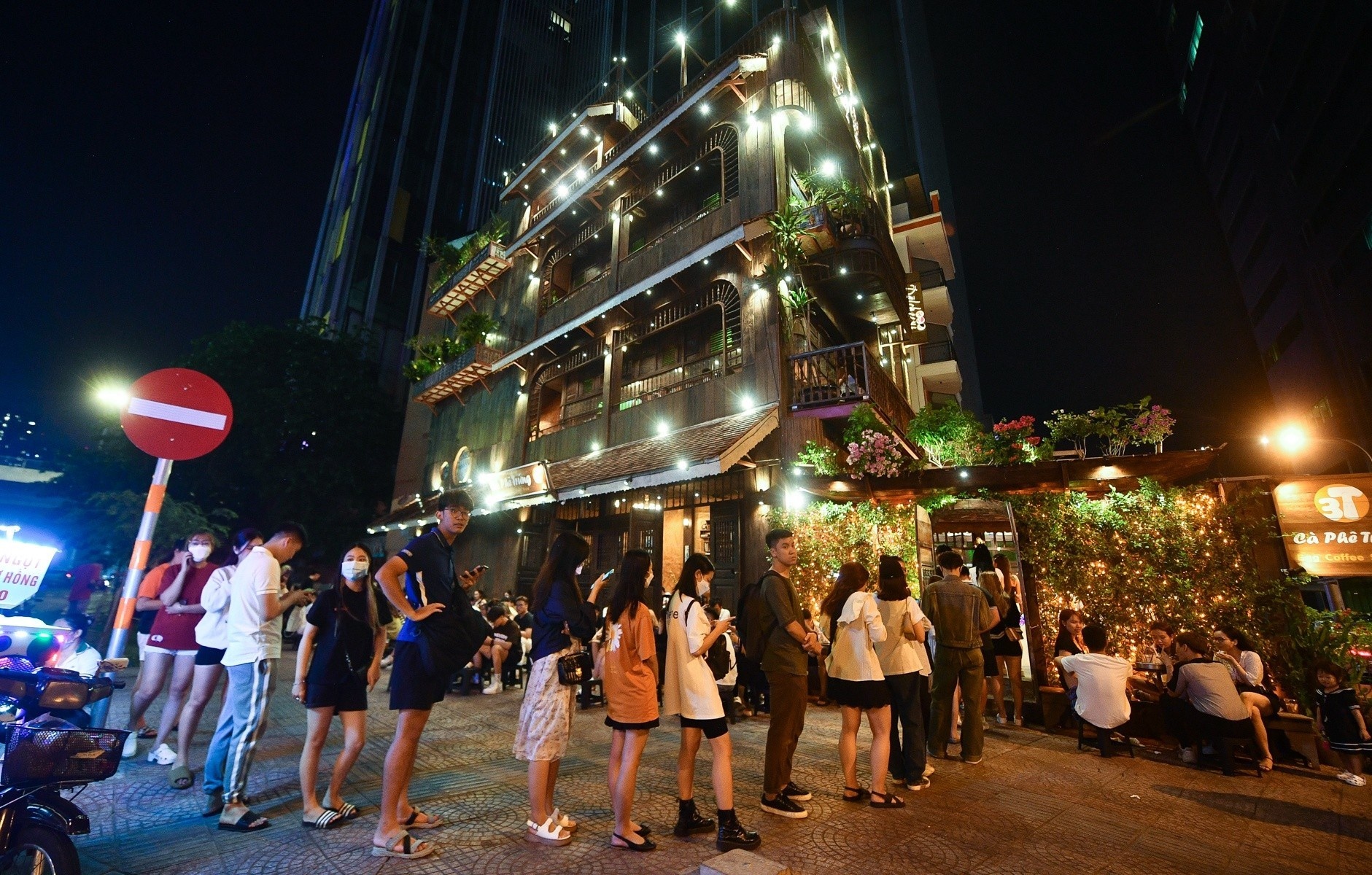 Xep hang, ngoi tran ra via he de uong mot ly nuoc o TP.HCM hinh anh