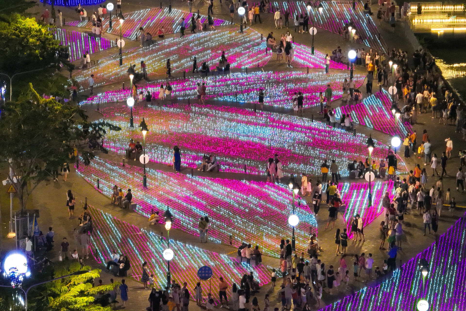 Cong vien ben Bach Dang duoc phu kin den LED hinh anh