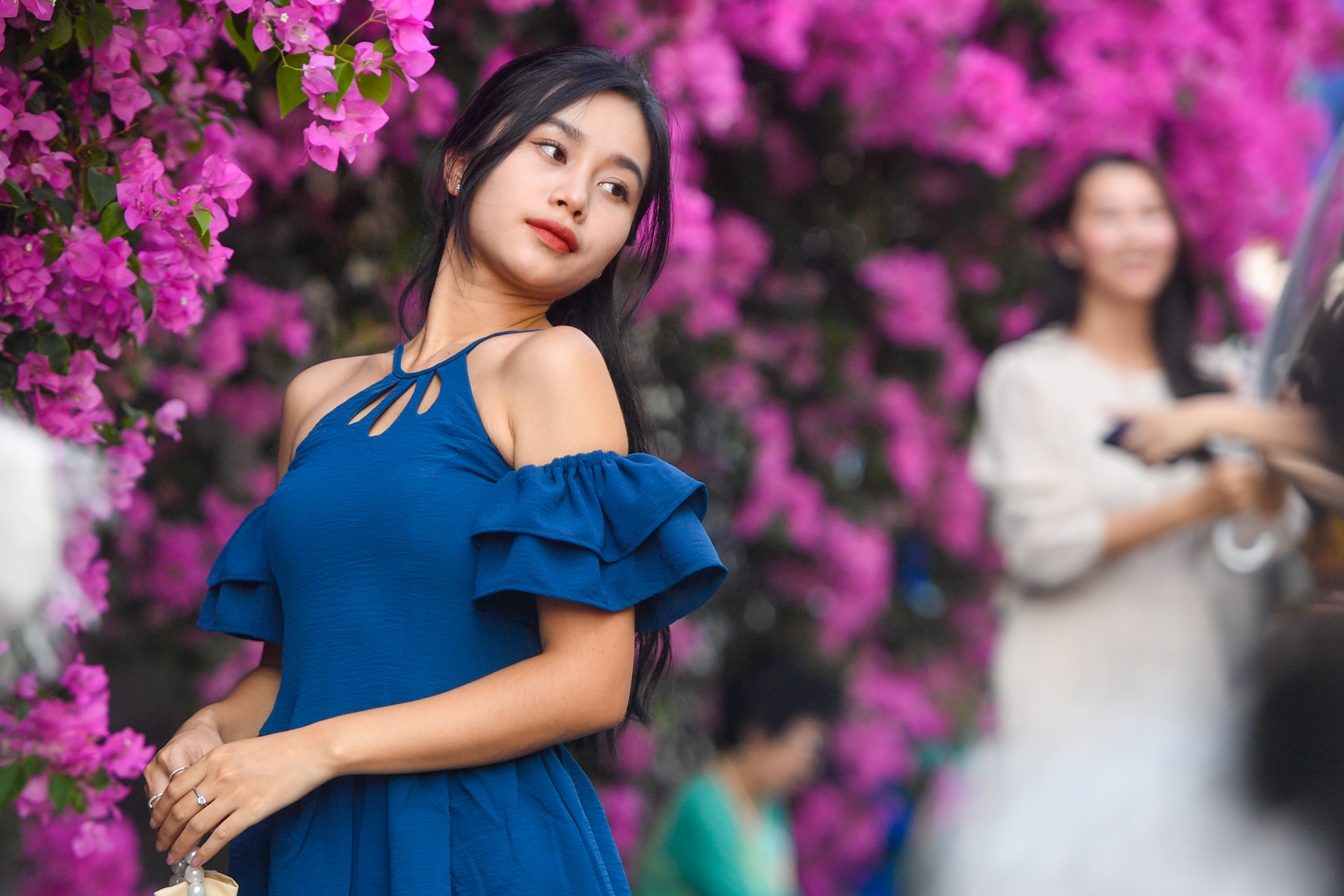 Gioi tre TP.HCM do xo den con duong hoa giay o quan 1 hinh anh