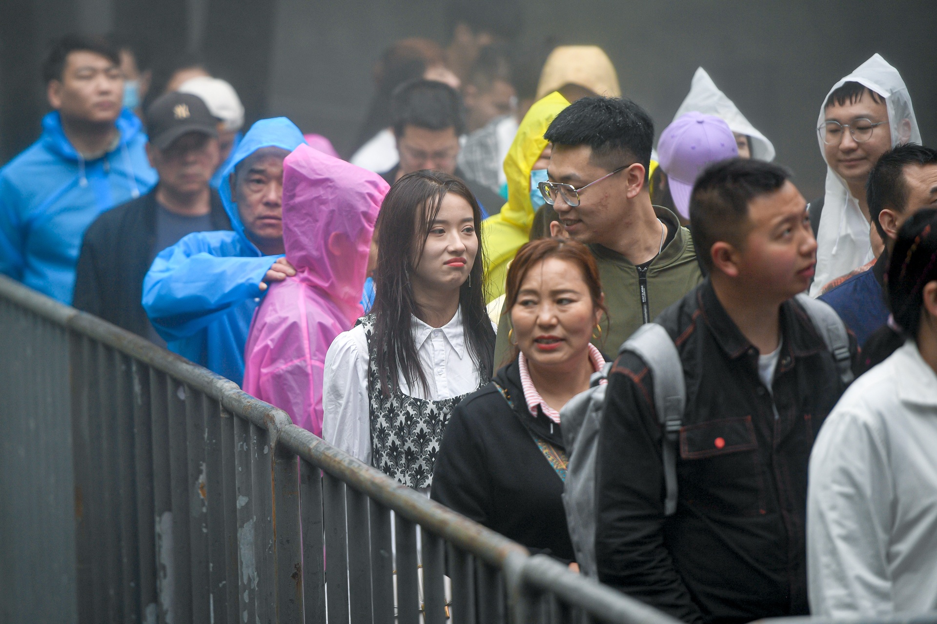 Hang dai nguoi chen chan tai cac diem du lich o Trung Quoc hinh anh