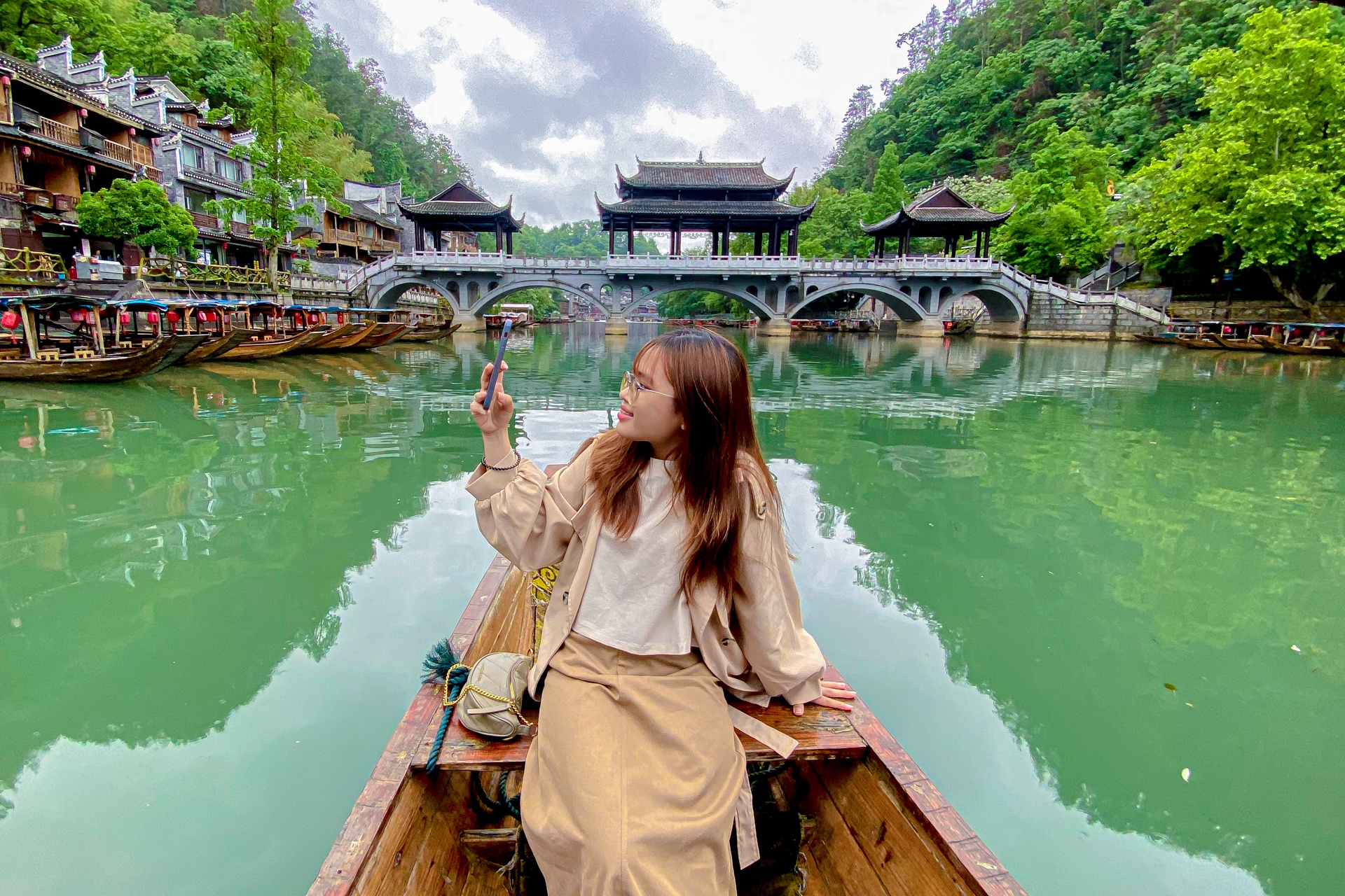No ro huong dan vien online khi du lich Trung Quoc hinh anh