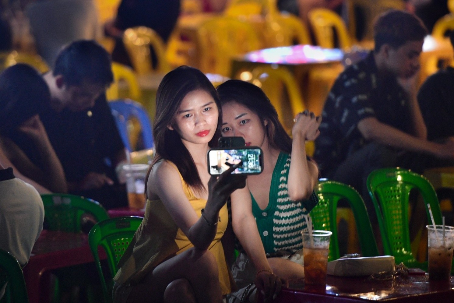 Gioi tre TP.HCM do xo den khu an vat ven song Sai Gon hinh anh