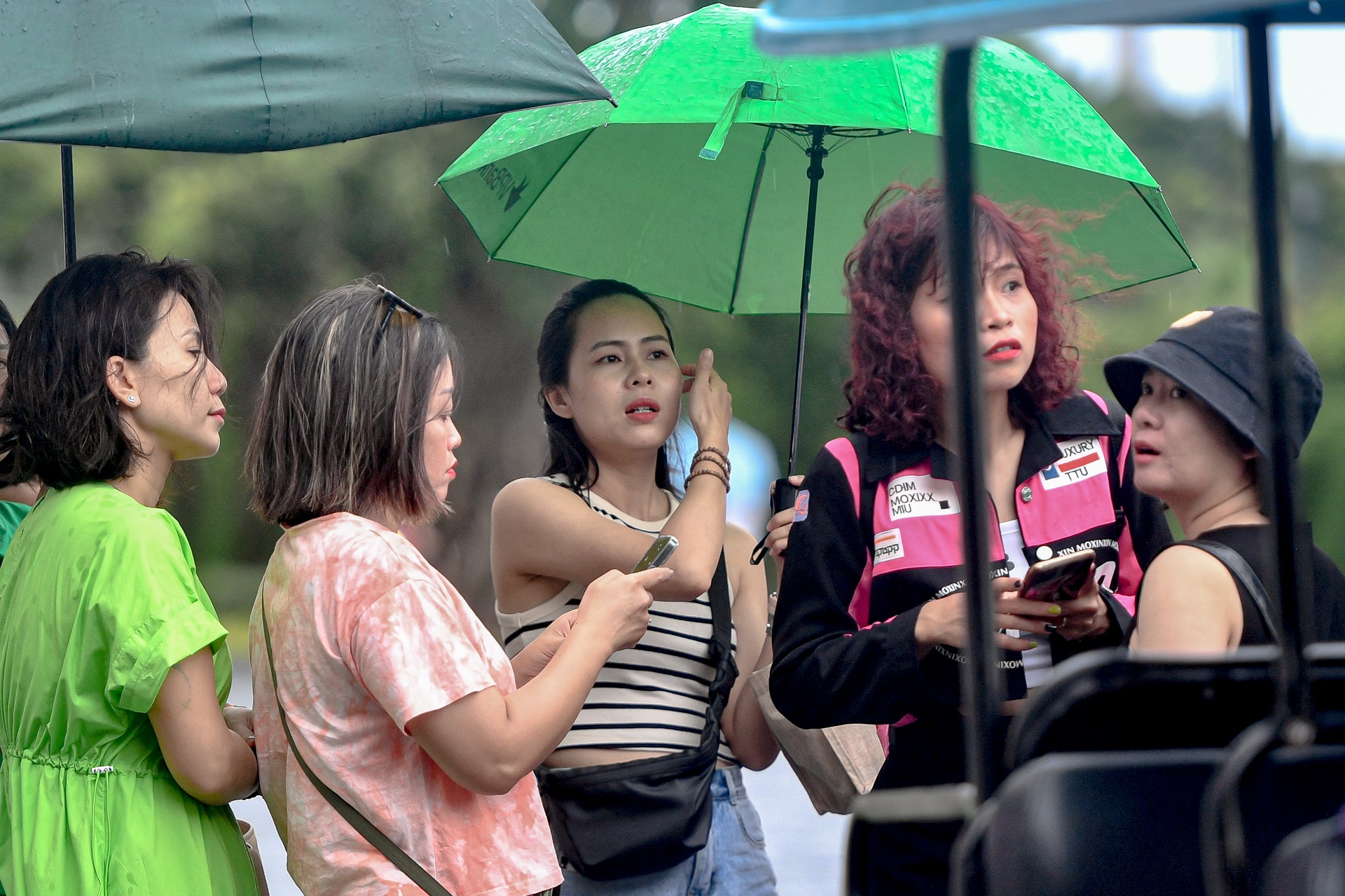 Du khach doi mua du lich Phu Quoc hinh anh