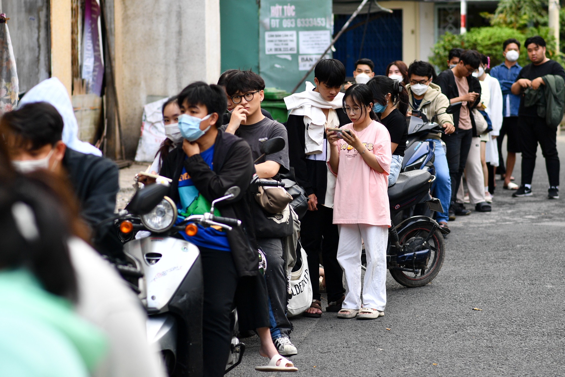 Xep hang, cho nhieu gio de an thu dau hu thoi o TP.HCM hinh anh