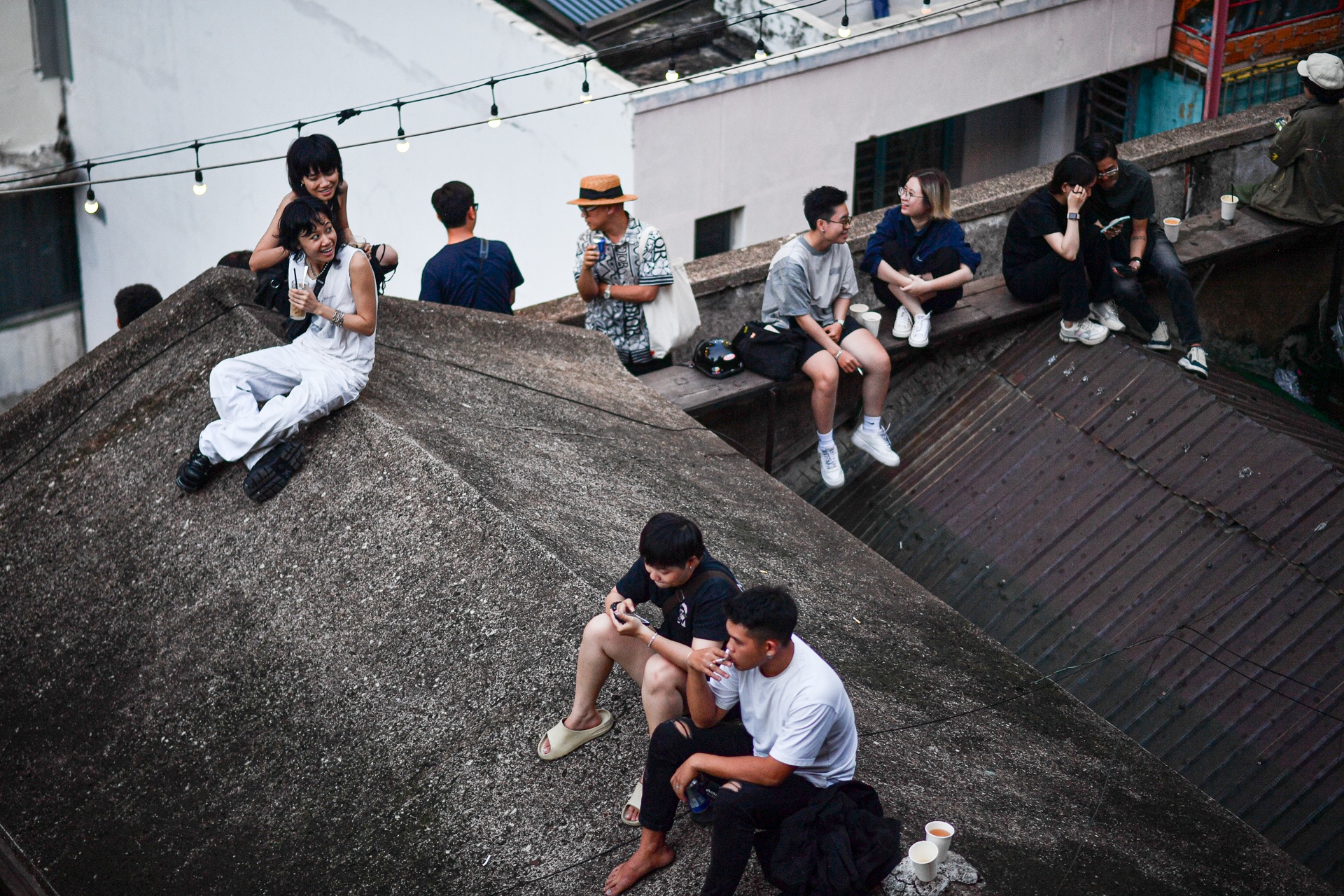 Gioi tre TP.HCM ngoi ca phe tren mai nha hinh anh