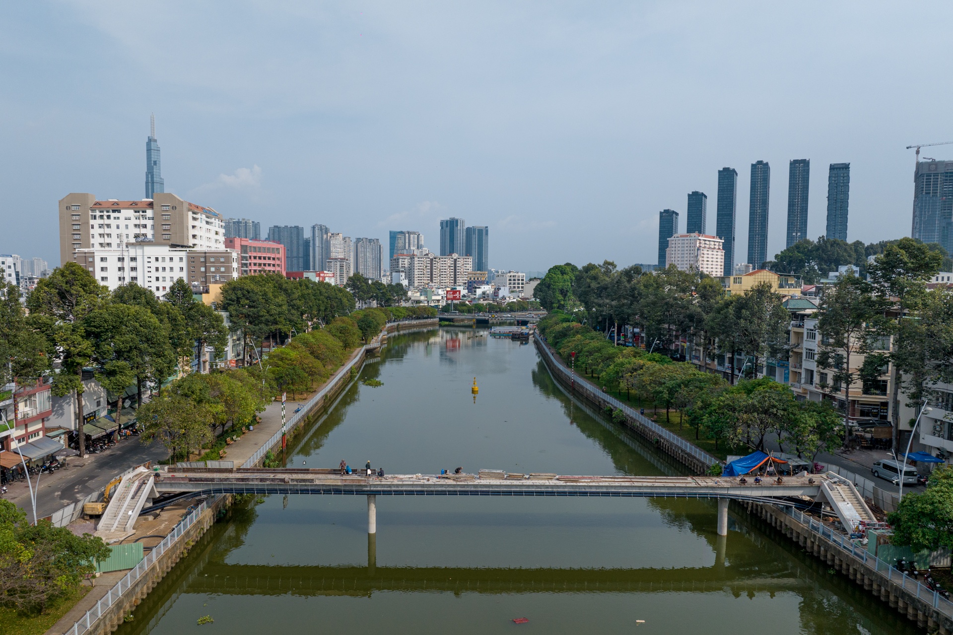 Hinh dang cau bo hanh bac qua kenh noi 2 quan trung tam TP.HCM hinh anh