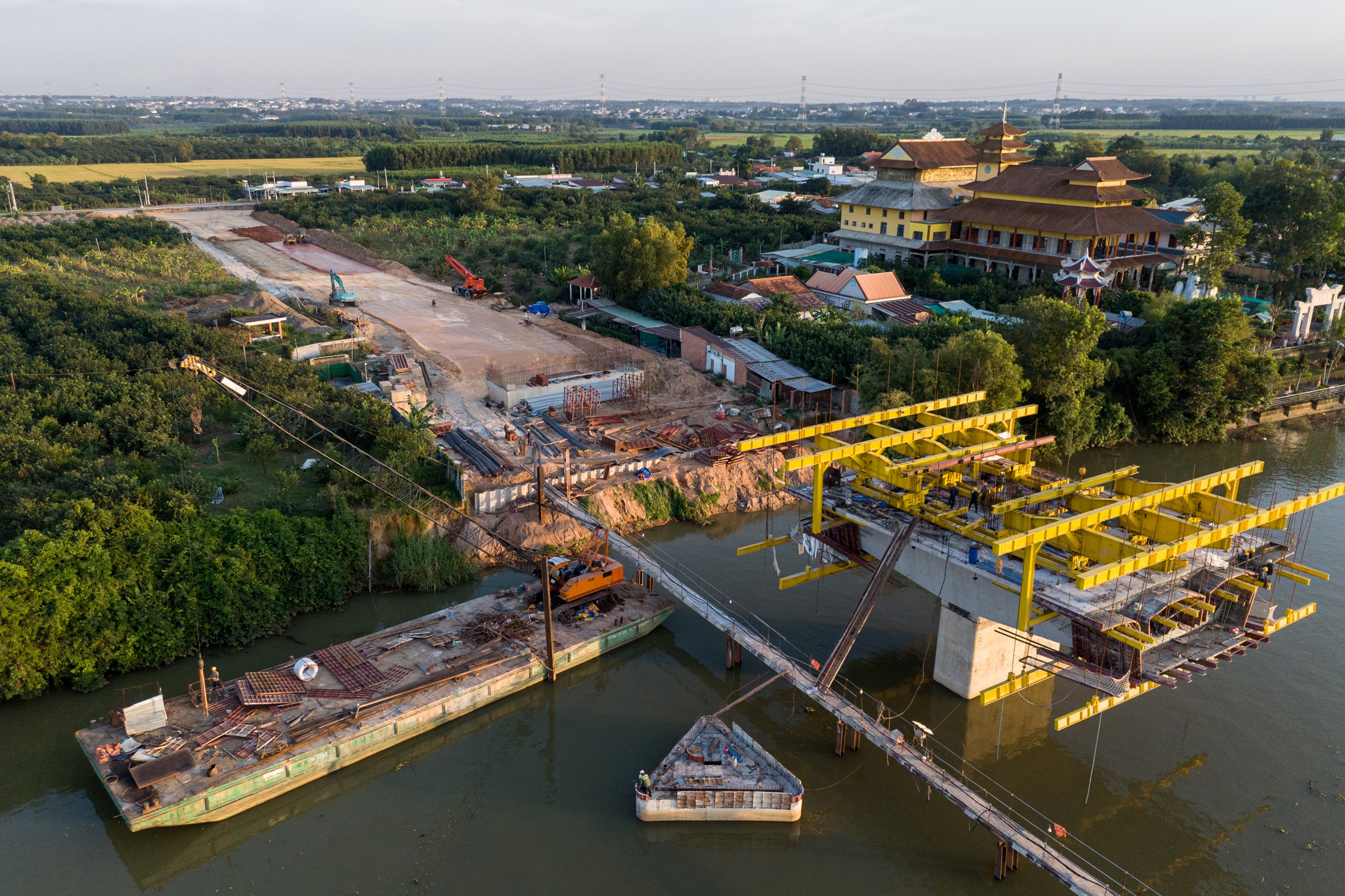 Canh thi cong tai cau Bach Dang 2 noi Binh Duong va Dong Nai hinh anh