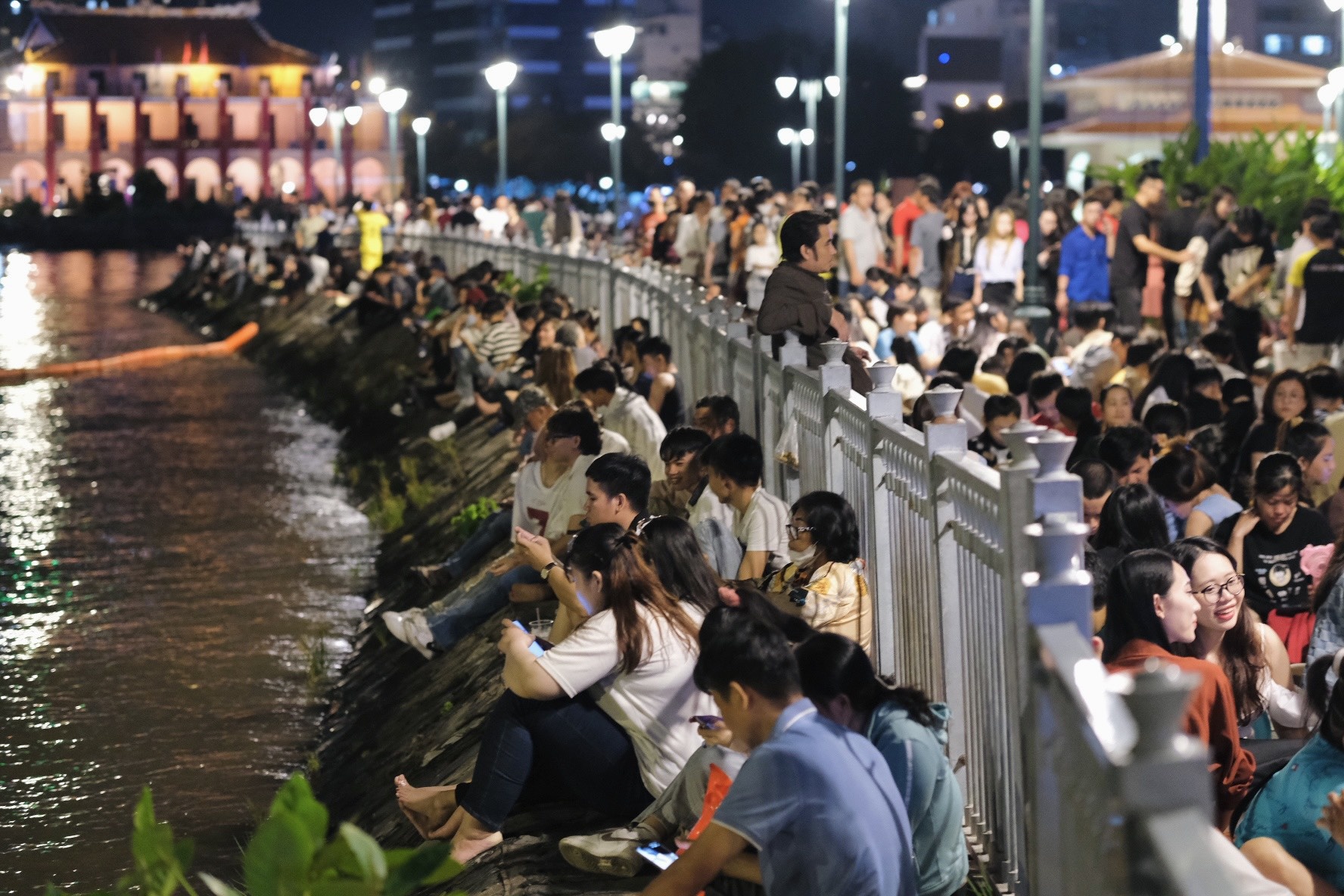 Treo cay, va vat bo song gianh 'view' xem phao hoa o TP.HCM hinh anh