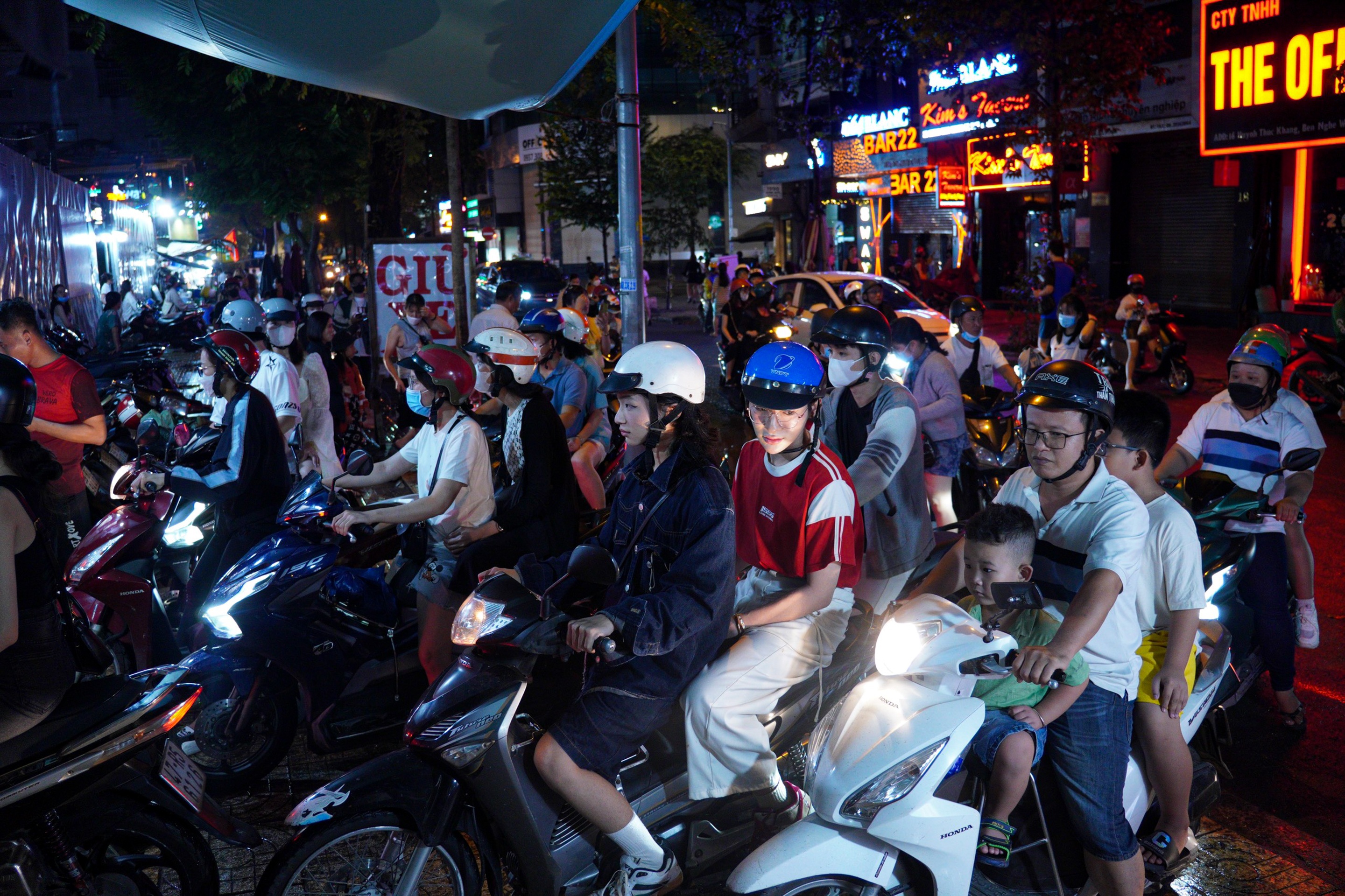 Mat 1 tieng de gui xe o duong Nguyen Hue truoc gio countdown hinh anh