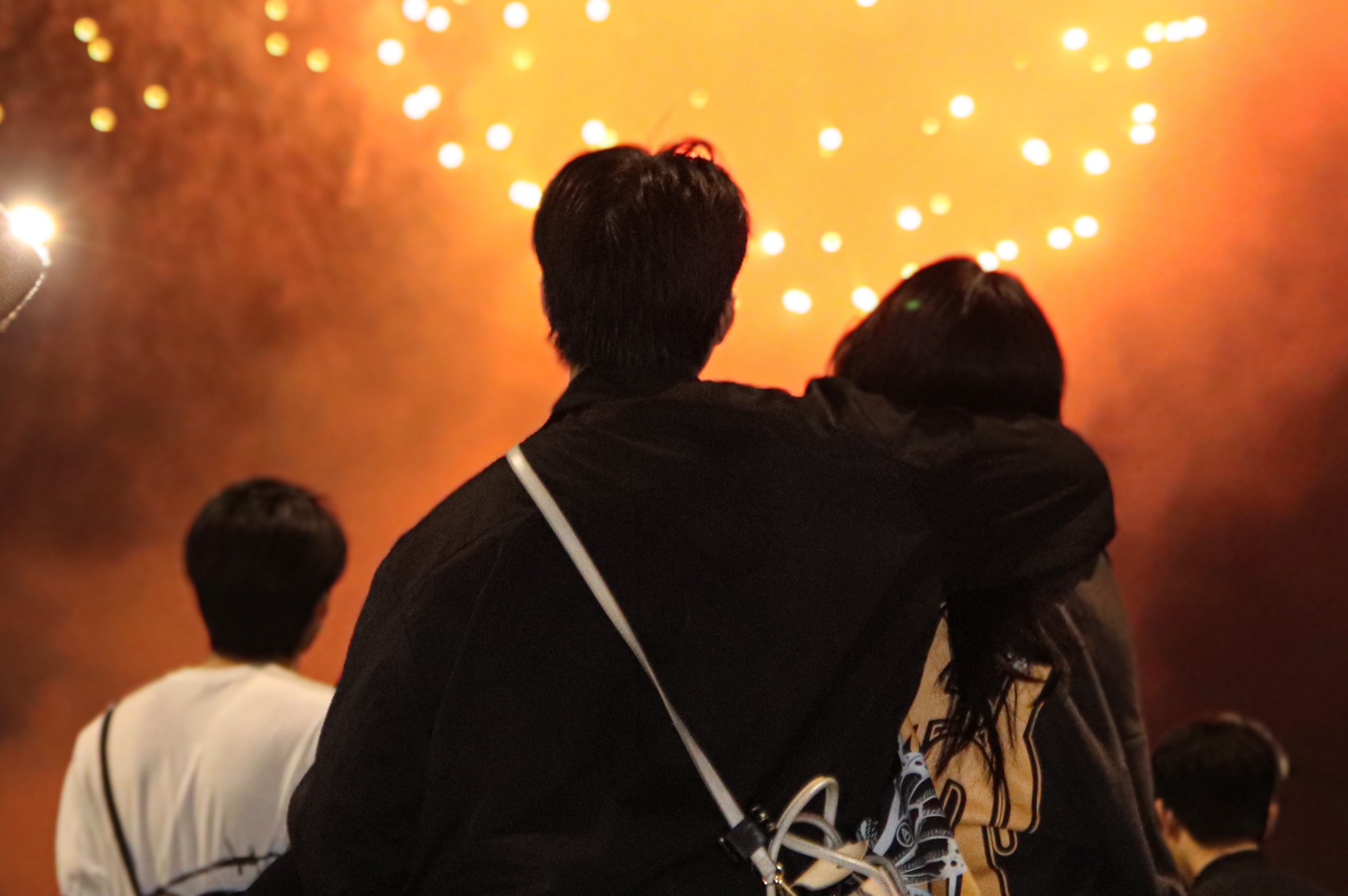 Khoanh khac tinh cam duoi phao hoa nam moi hinh anh