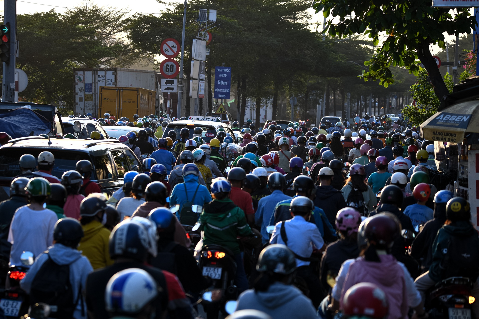 nut giao Nguyen Van Linh,  ham chui anh 4