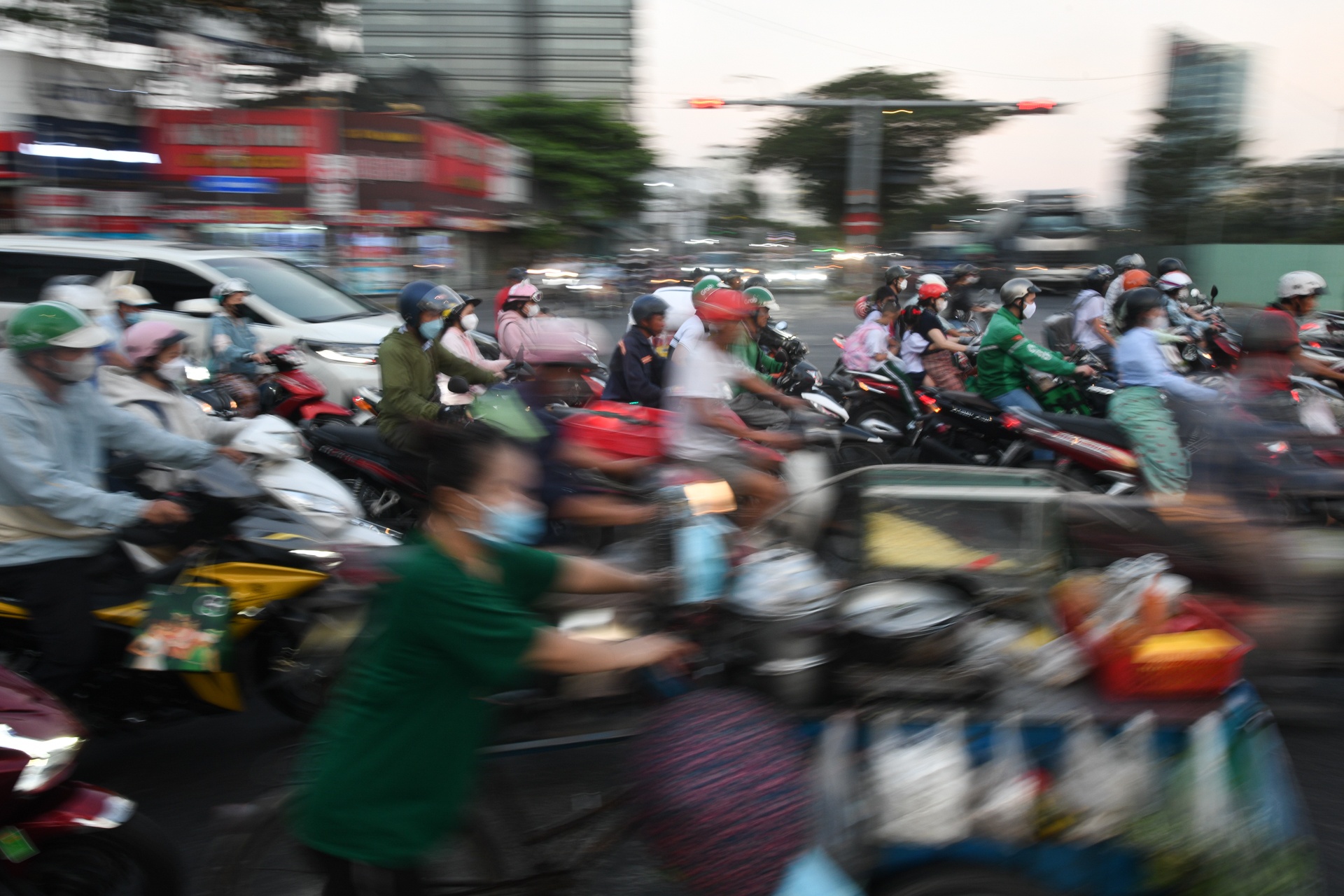 nut giao Nguyen Van Linh,  ham chui anh 6