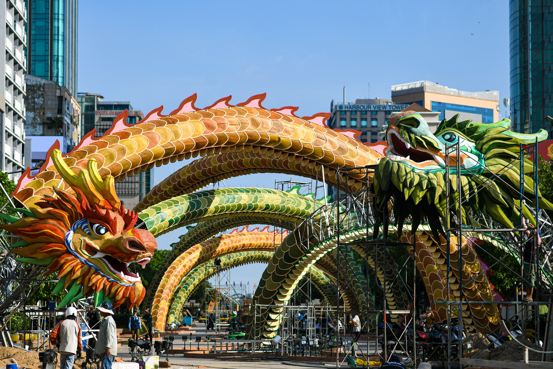 Can canh 2 linh vat rong dai hon 100 m tren duong hoa Nguyen Hue hinh anh