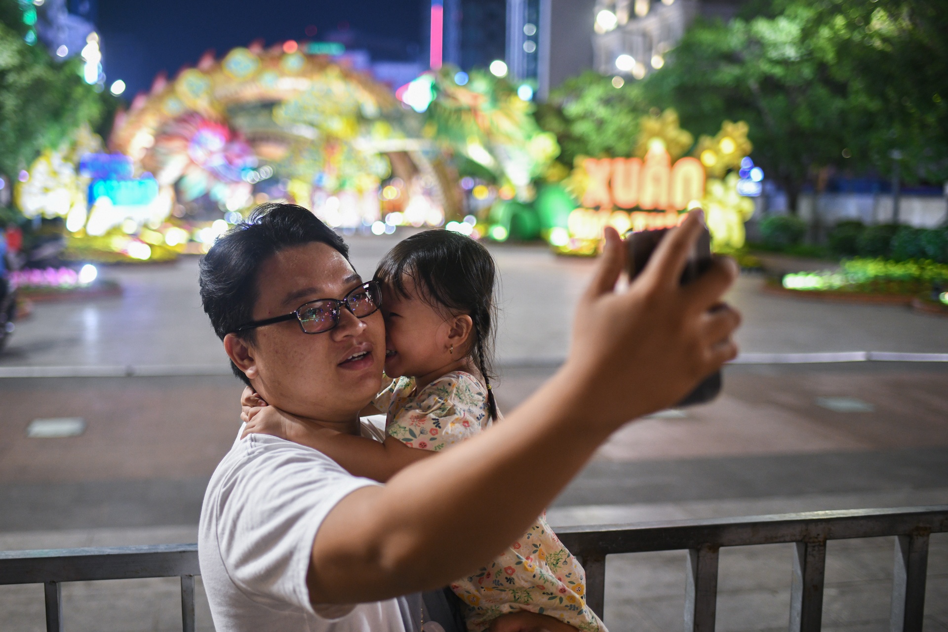 Hao huc check-in du duong hoa Nguyen Hue con rao chan hinh anh