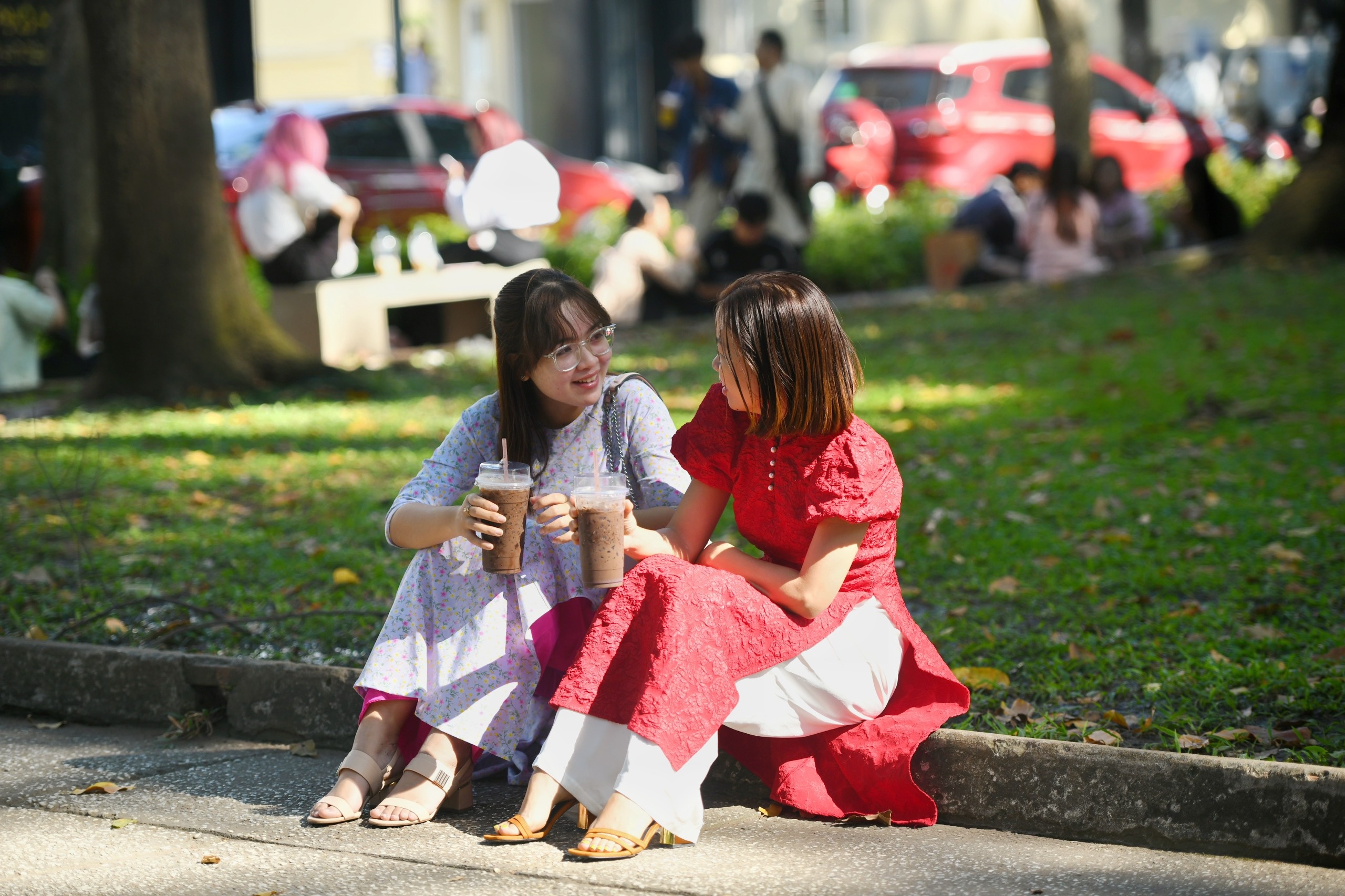 Gioi tre TP.HCM dien ao dai, uong ca phe bet hinh anh