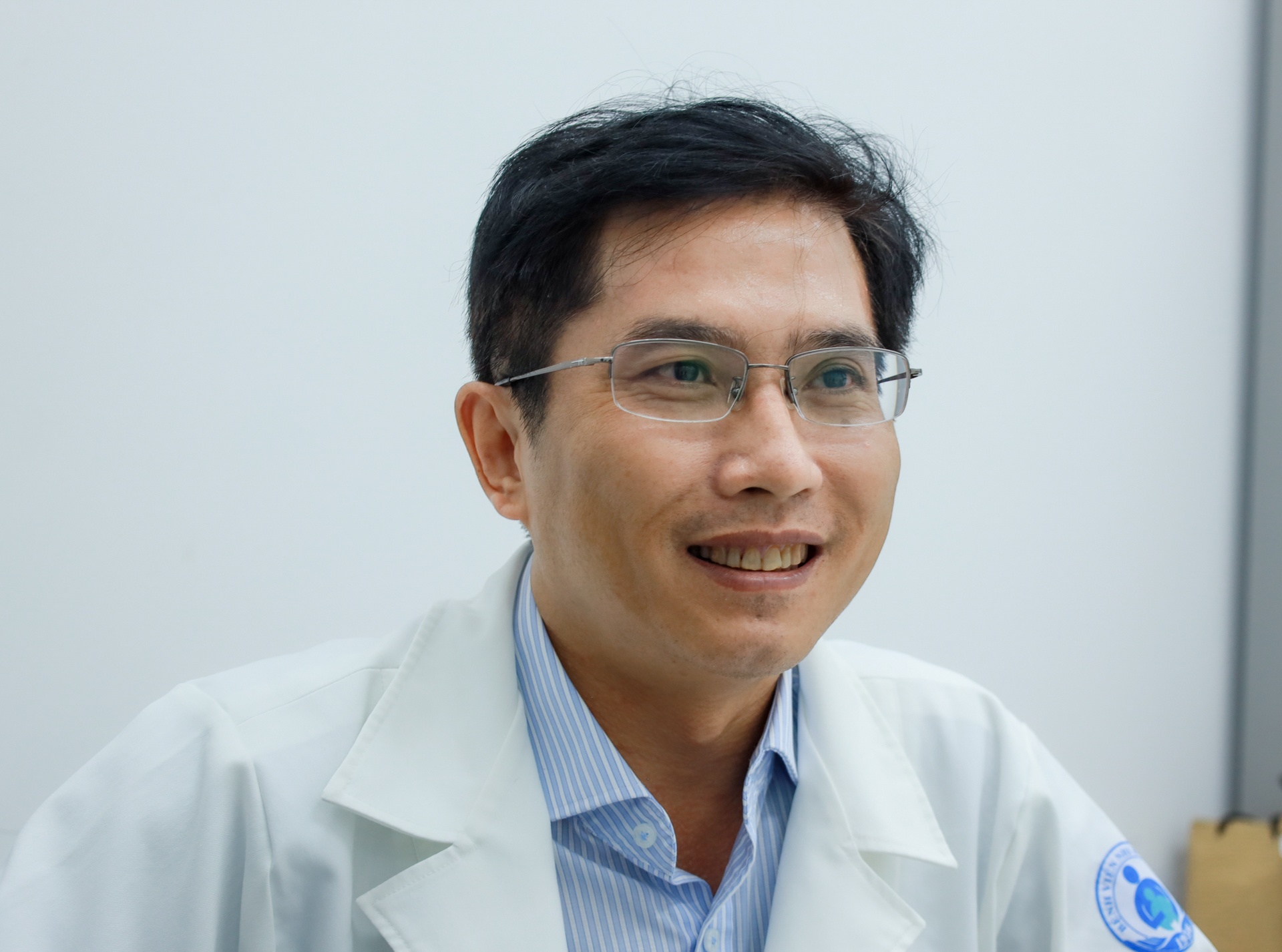 Khi bac si lam nghe 'va tim' hinh anh