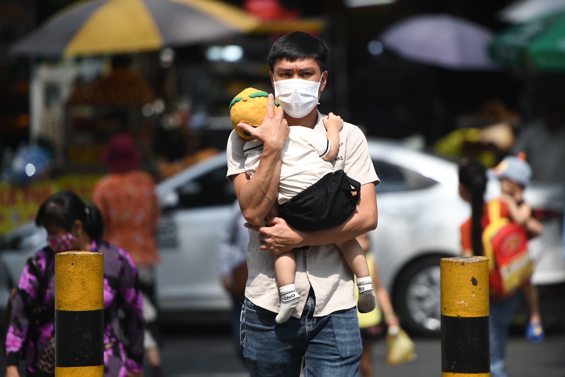 Chat vat dua con di kham giua troi 35 do C o TP.HCM hinh anh