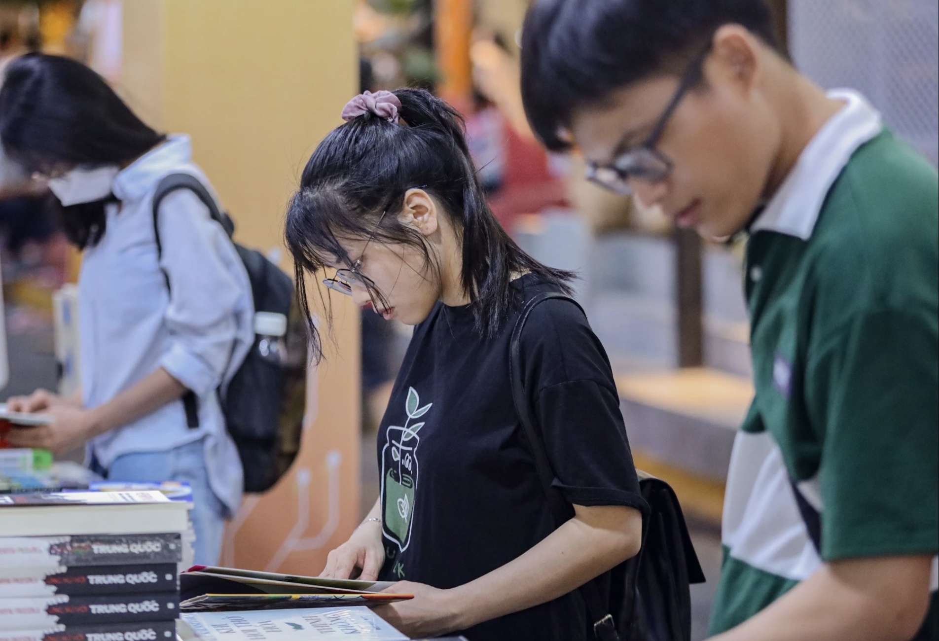 Nguoi dan TP.HCM do ra duong trai nghiem sach noi hinh anh