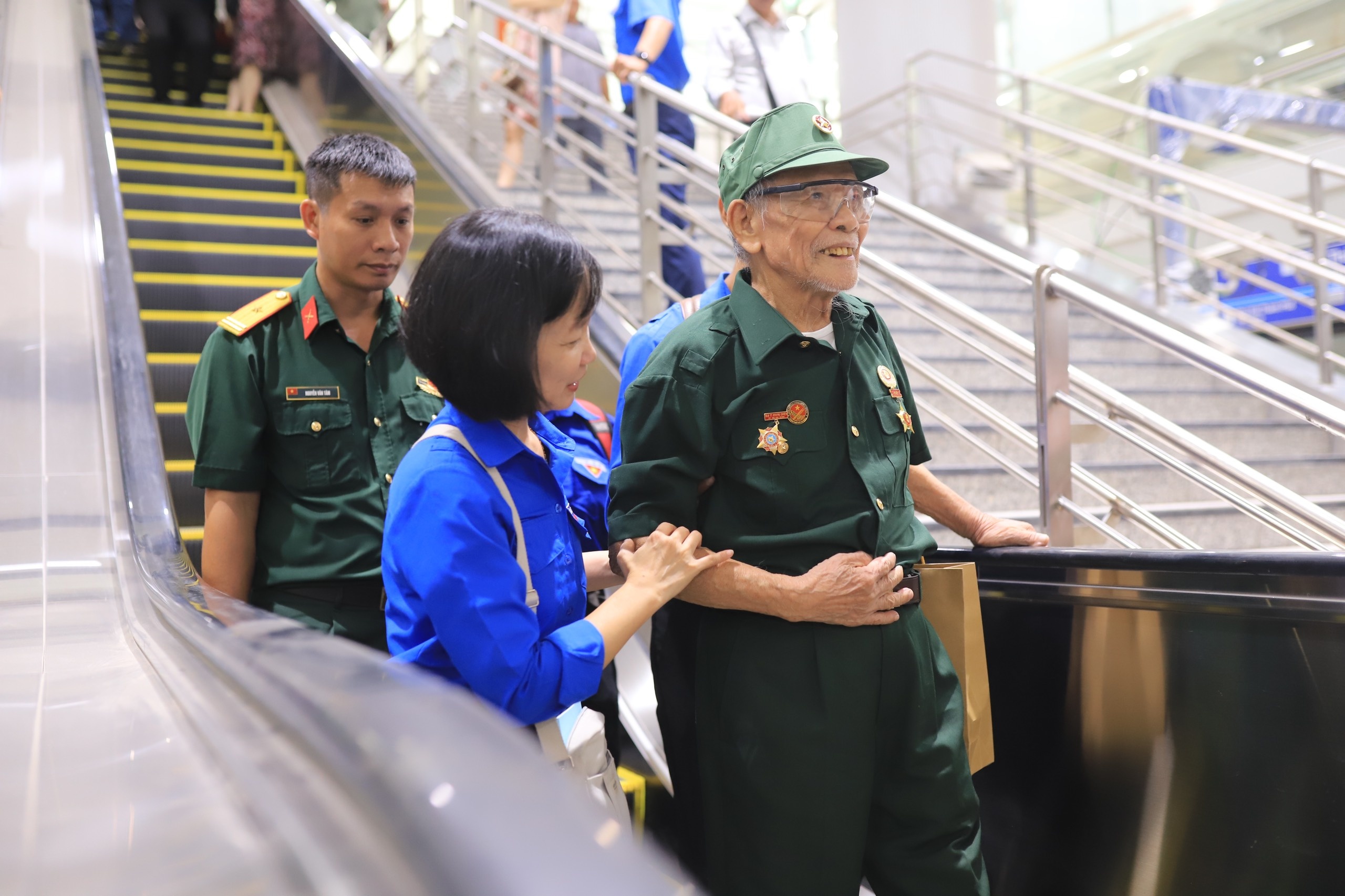 metro so 1,  chay thu,  nha ga,  ben thanh,  suoi tien anh 4