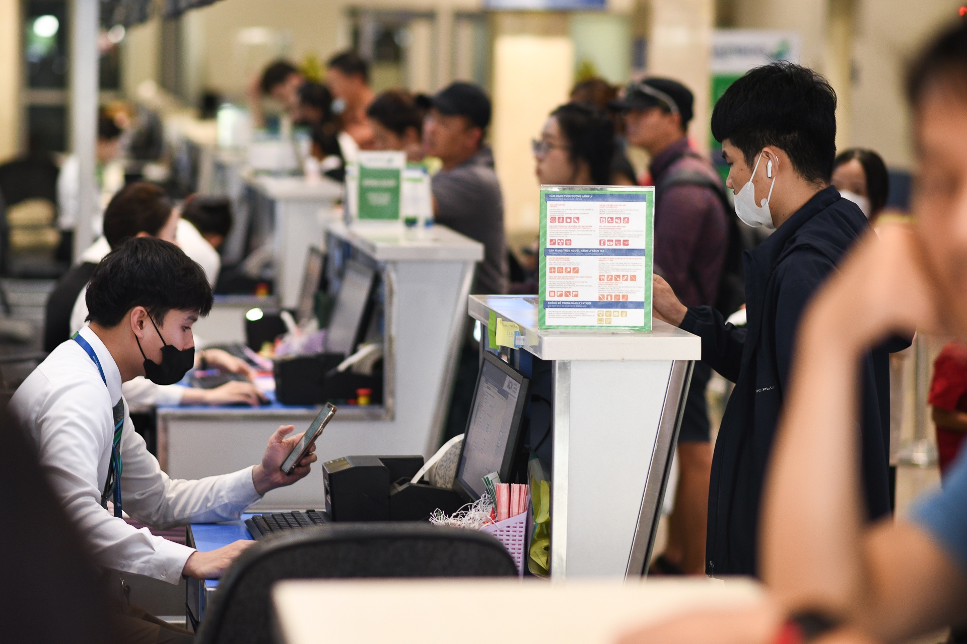 Gia ve may bay tang hon 20%, luong khach giam hinh anh