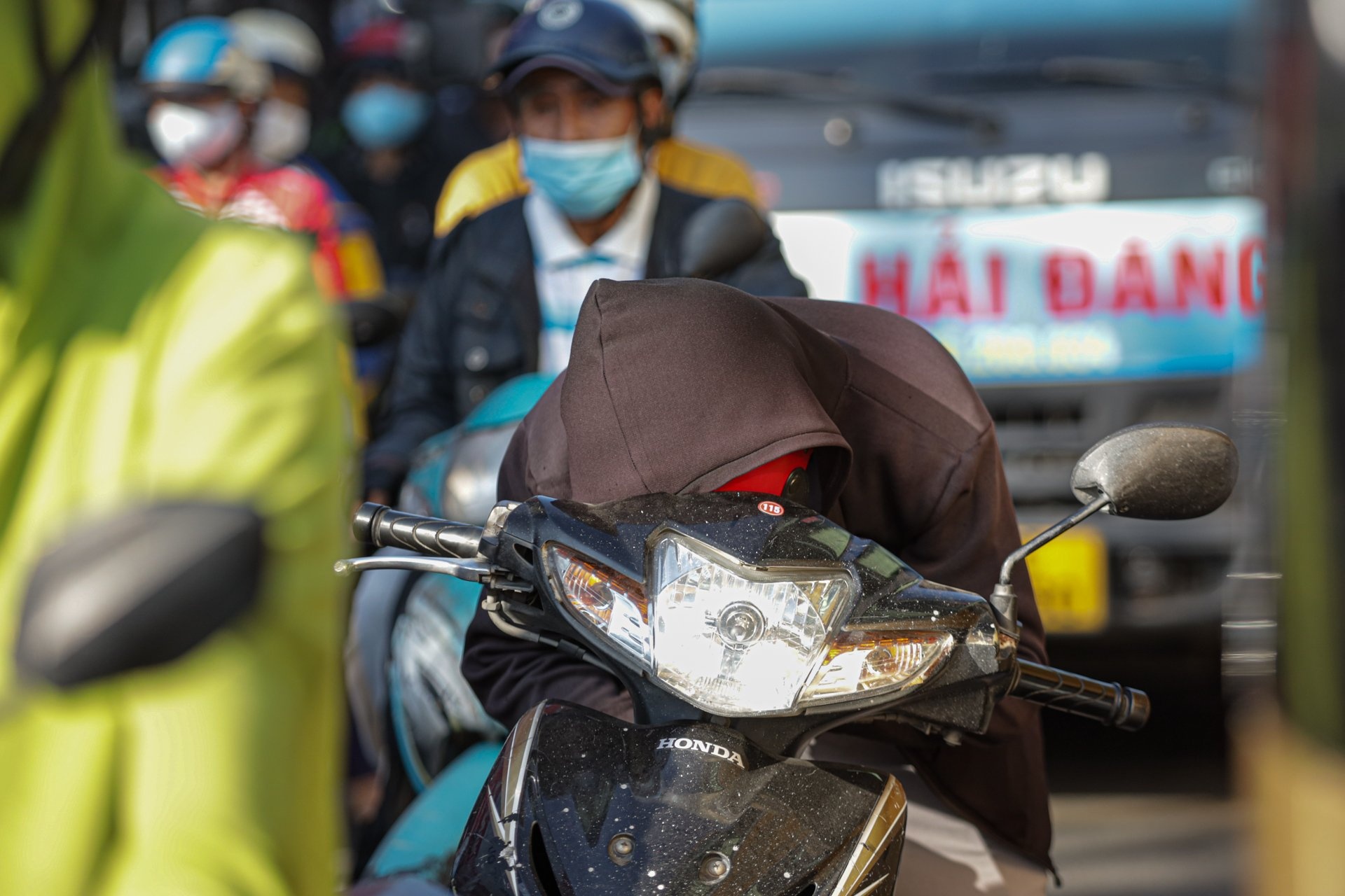 Nguoi lai xe may guc vi nang nong, ket xe tren duong ve mien Tay hinh anh