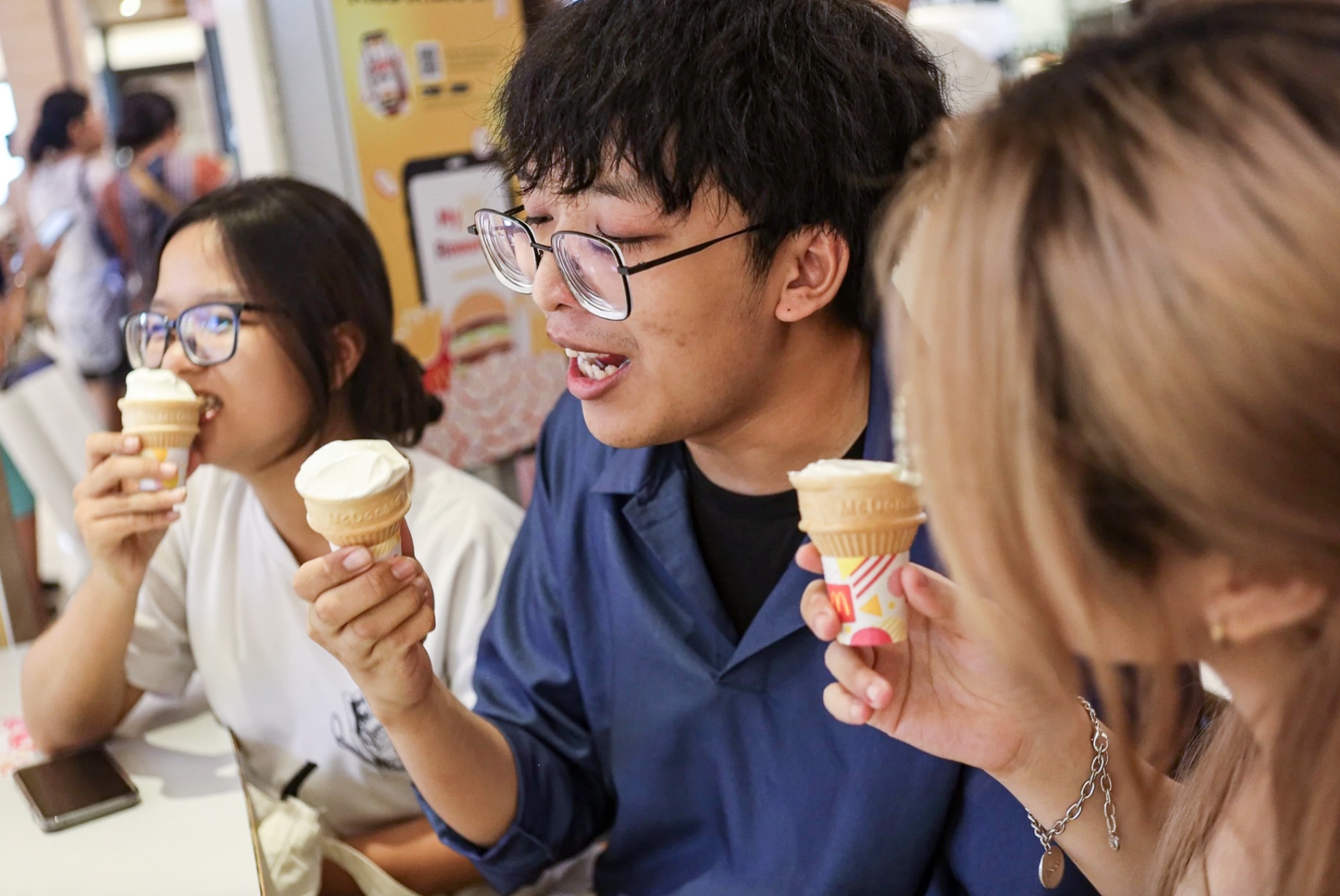 Nguoi TP.HCM chen chan den trung tam thuong mai tranh nong hinh anh