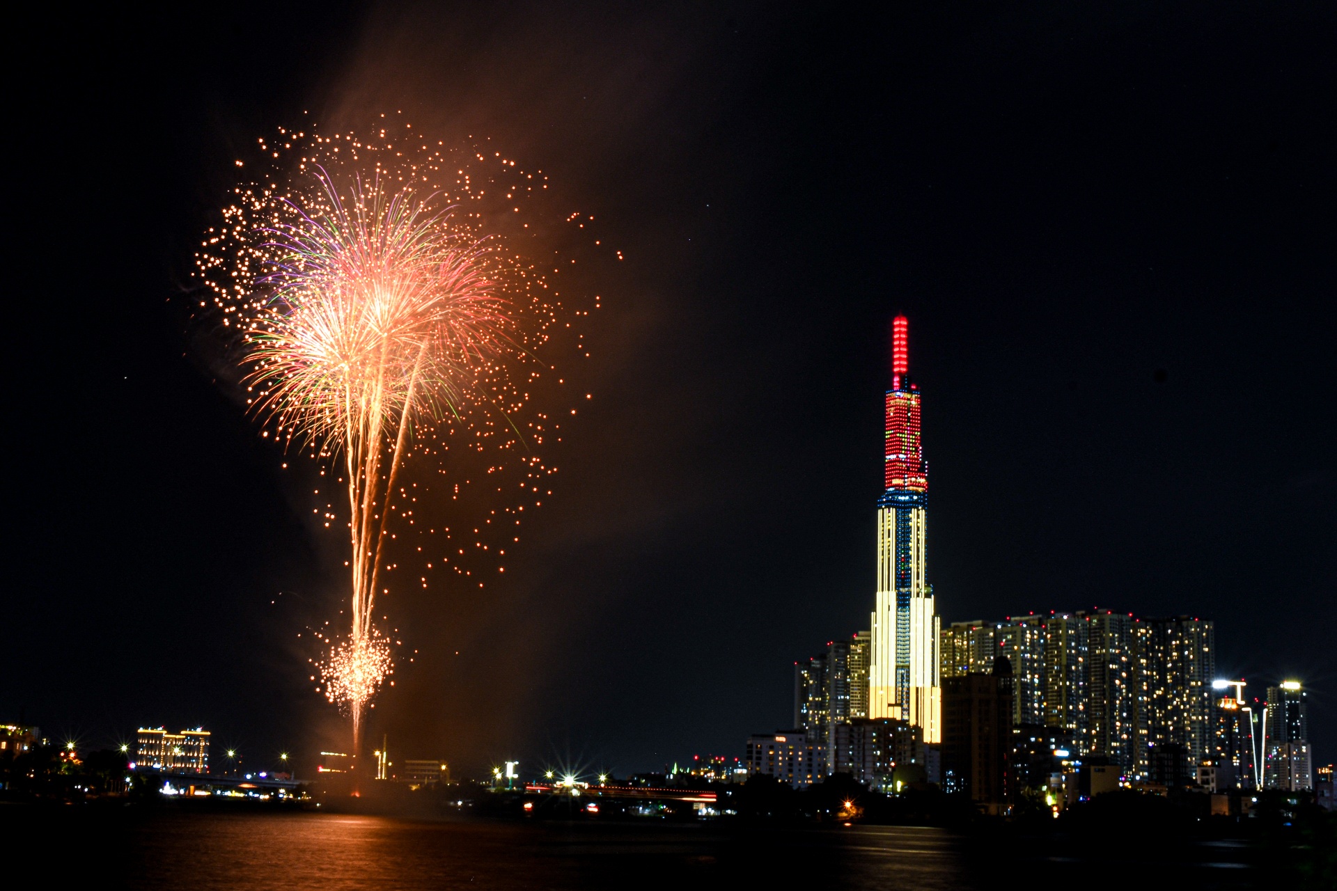 Phao hoa ruc troi TP.HCM chao don dip le 30/4-1/5 hinh anh