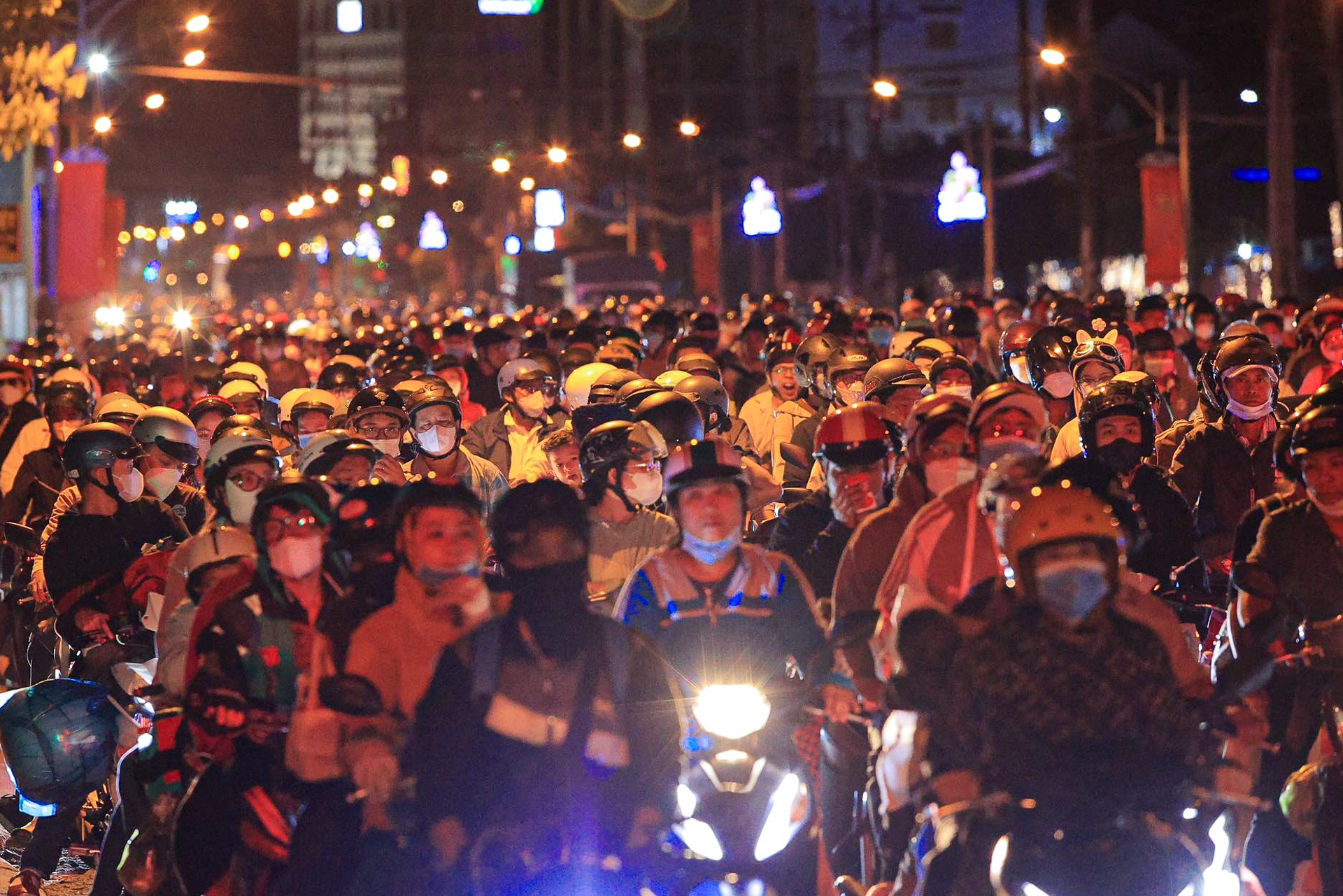 Len TP.HCM buoi toi de tranh nong, dong nguoi ket cung tren quoc lo 1 hinh anh