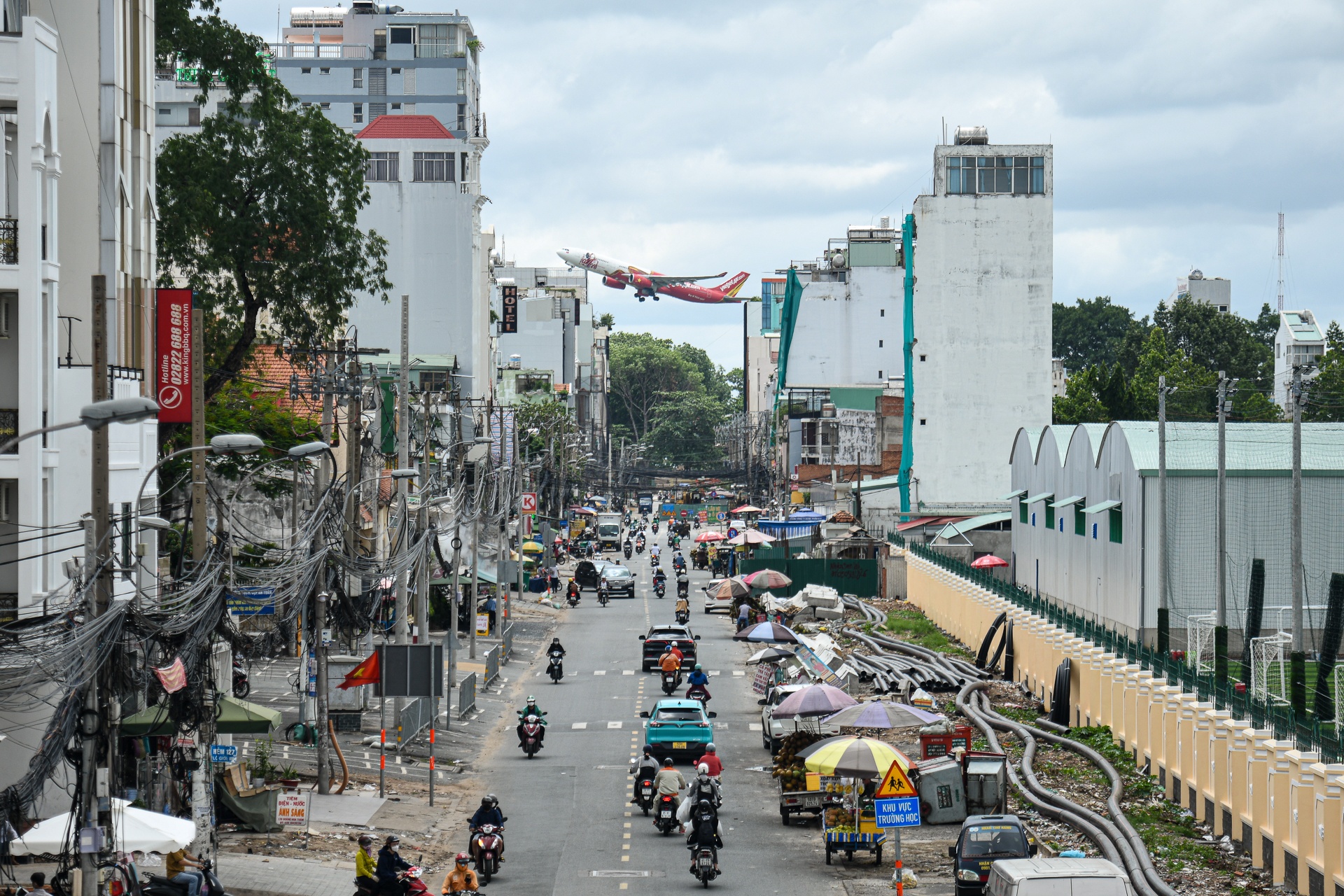 Cap tap thi cong mo rong duong noi den ga T3 Tan Son Nhat hinh anh