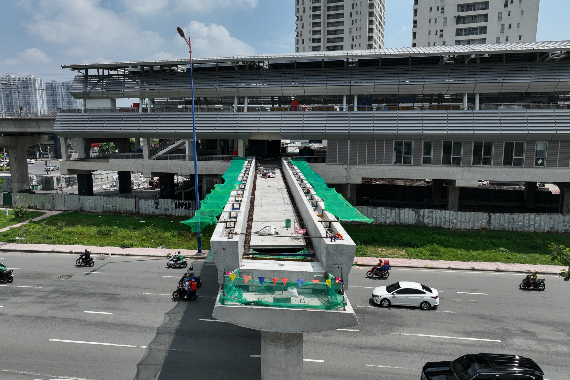 Hien trang cau bo hanh tai cac ga metro so 1 gan trung tam TP.HCM hinh anh