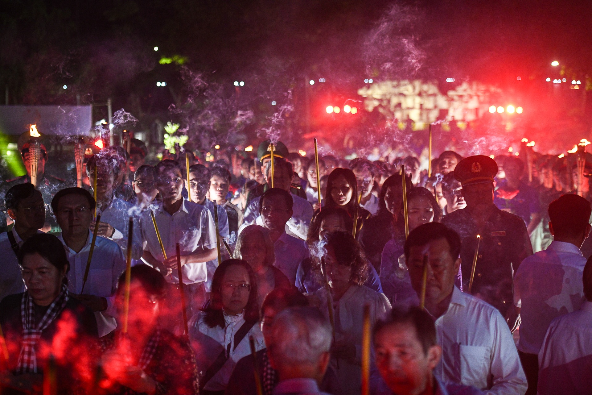 Hang nghin nguoi thap nen tai nghia trang liet si lon nhat Con Dao hinh anh