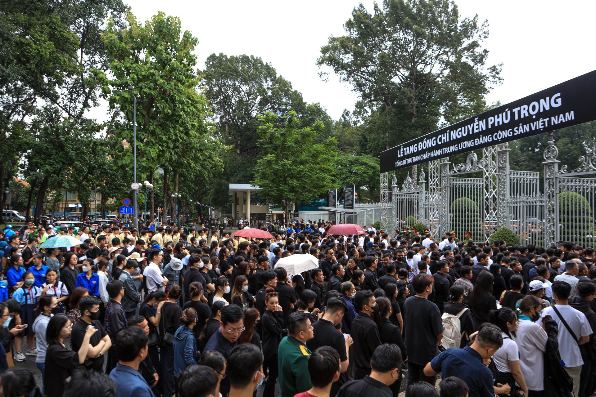 Bien nguoi o TP.HCM cho vieng Tong Bi thu Nguyen Phu Trong hinh anh