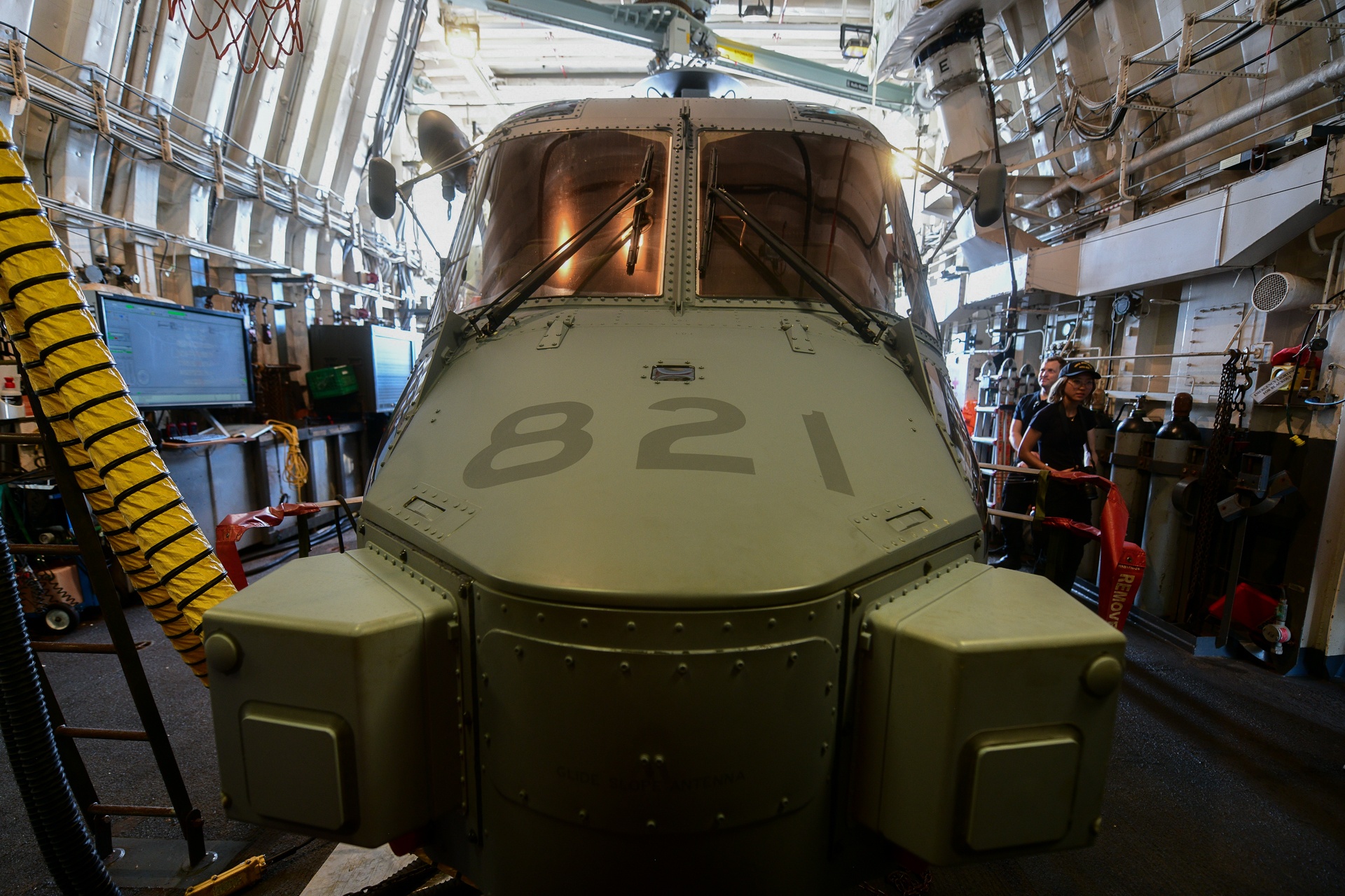 Tau hai quan Canada anh 12