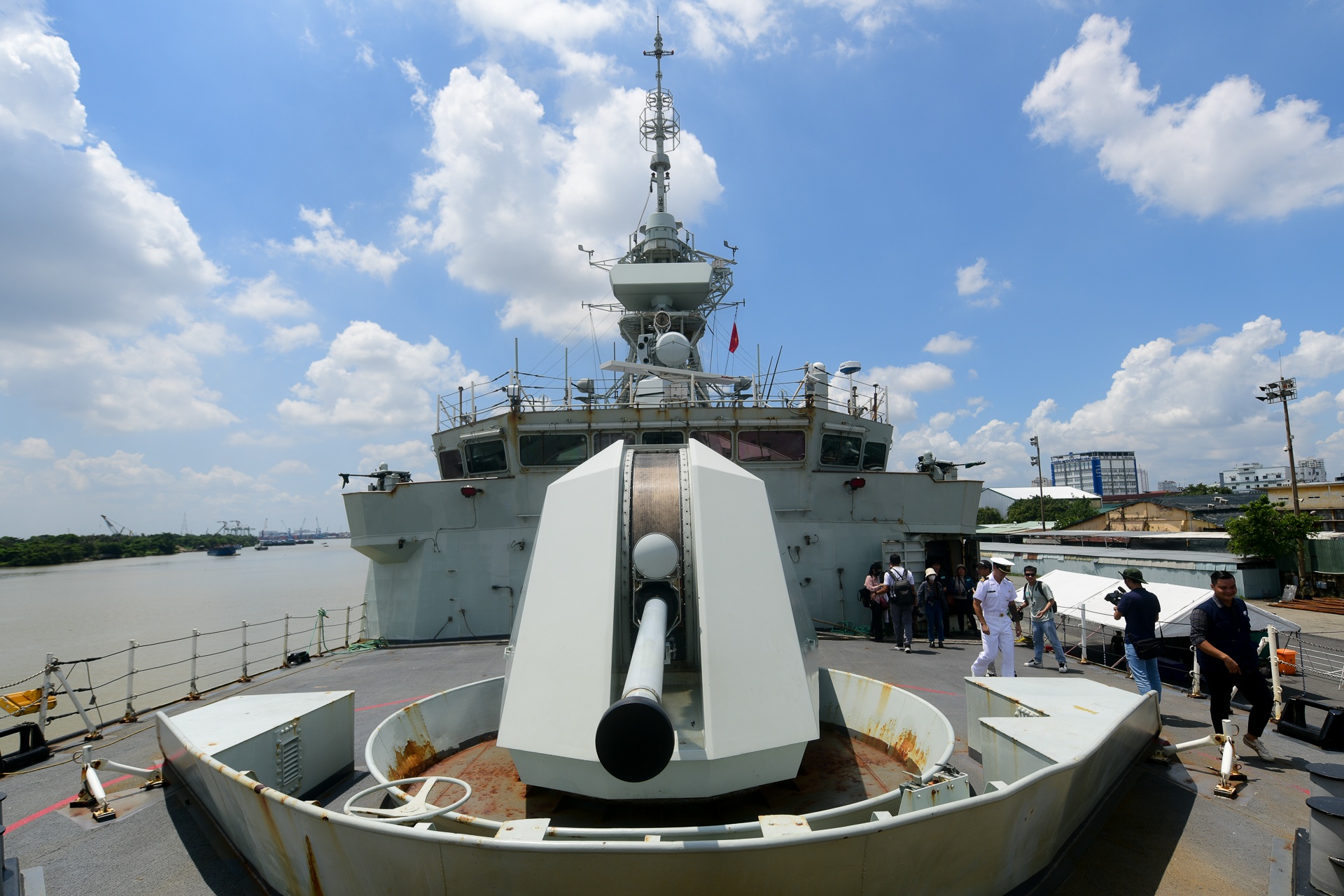 Tau hai quan Canada anh 14